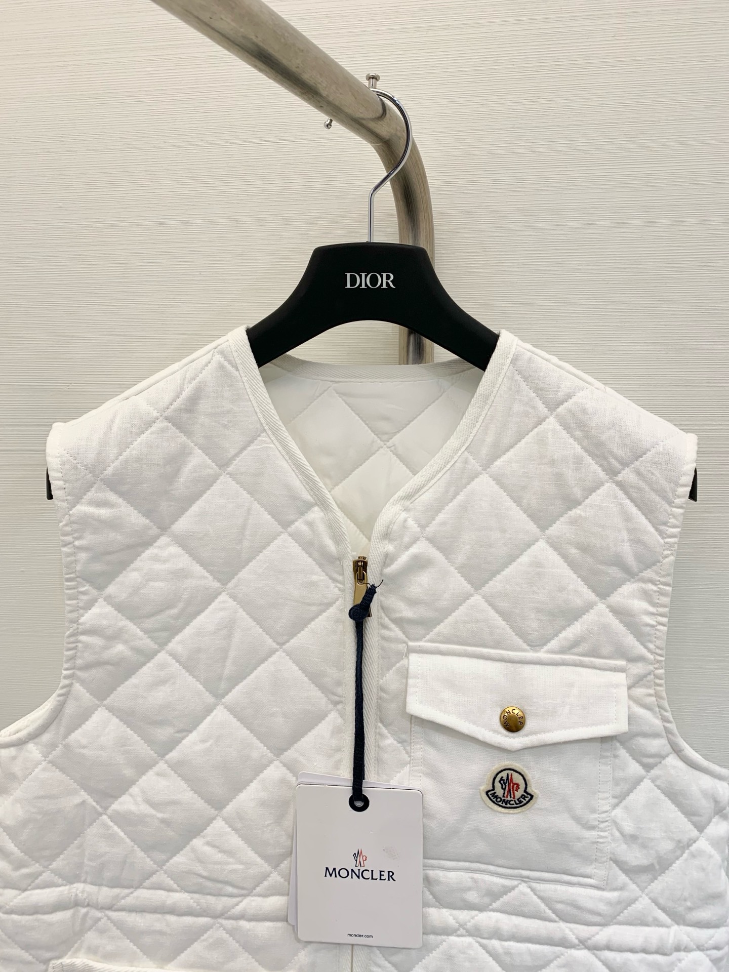 𝐌𝐨𝐧𝐜𝐥𝐞* 𝟐𝟓 秋冬新品 亚麻棉服马甲 减龄小𝐕领菱格设计 云朵般柔软的舒适感𝐲𝐲𝐝𝐬 可甜可盐气