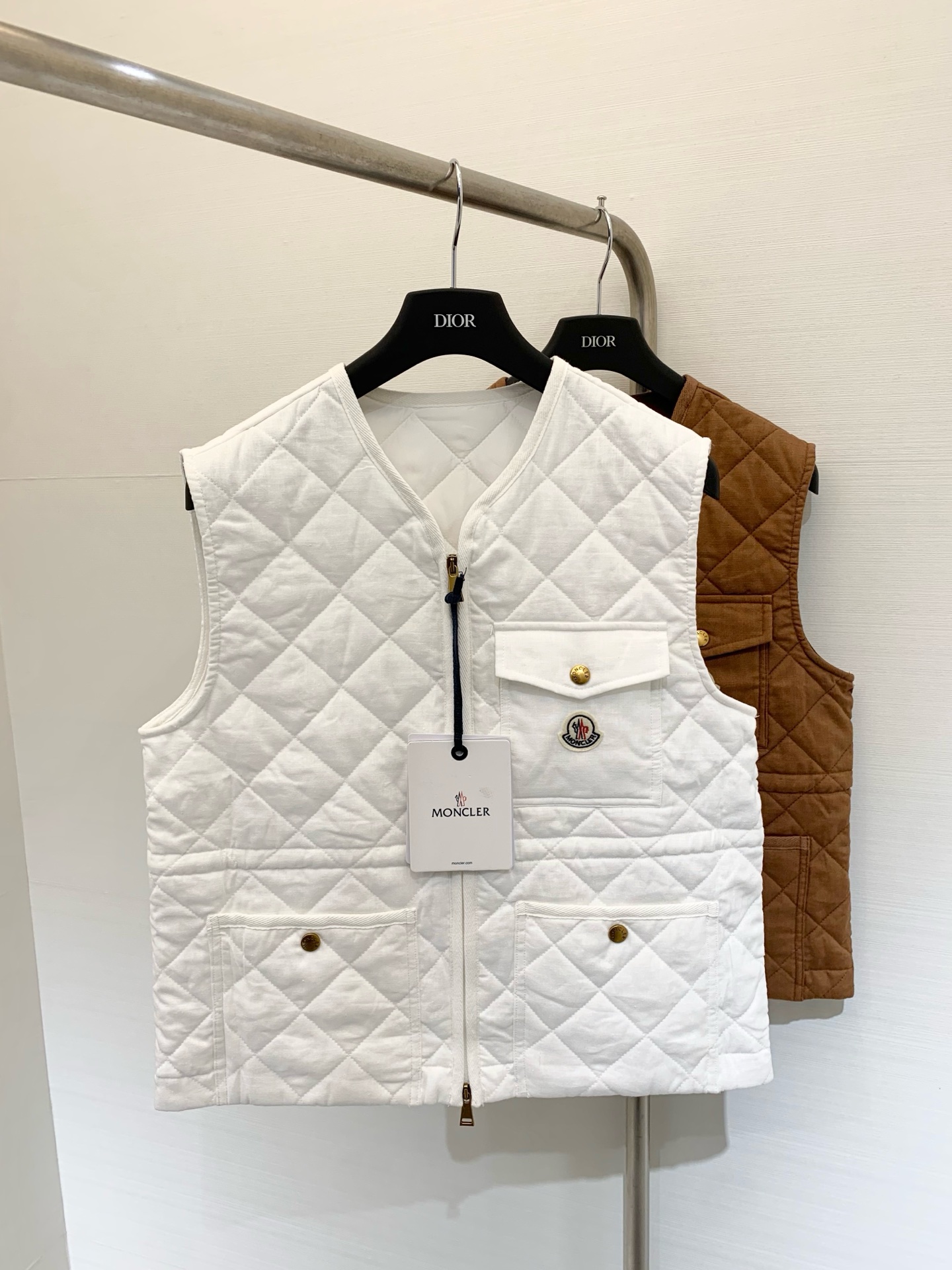 NO:446354,Moncle* 25 new autumn and winter products, linen cotton vest, age-reducing small V-neck diamond design, soft and comfortable as clouds, sweet and salty temperament, girlish style, exclusive contrasting thread patch, positioning contrasting color logo, layering is too stylish, customized matte fabric texture is soft, light and comfortable, two-color sml,,alexander wang19860909Moncle* 25 秋冬新品 亚麻棉服马甲 减龄小V领菱格设计 云朵般柔软的舒适感yyds 可甜可盐气质少女风 专属撞色螺纹贴布 定位撞色徽标 叠穿太有范儿 定制哑光面料质感柔软轻盈舒适 两色sml,,alexander wang,Women's clothing