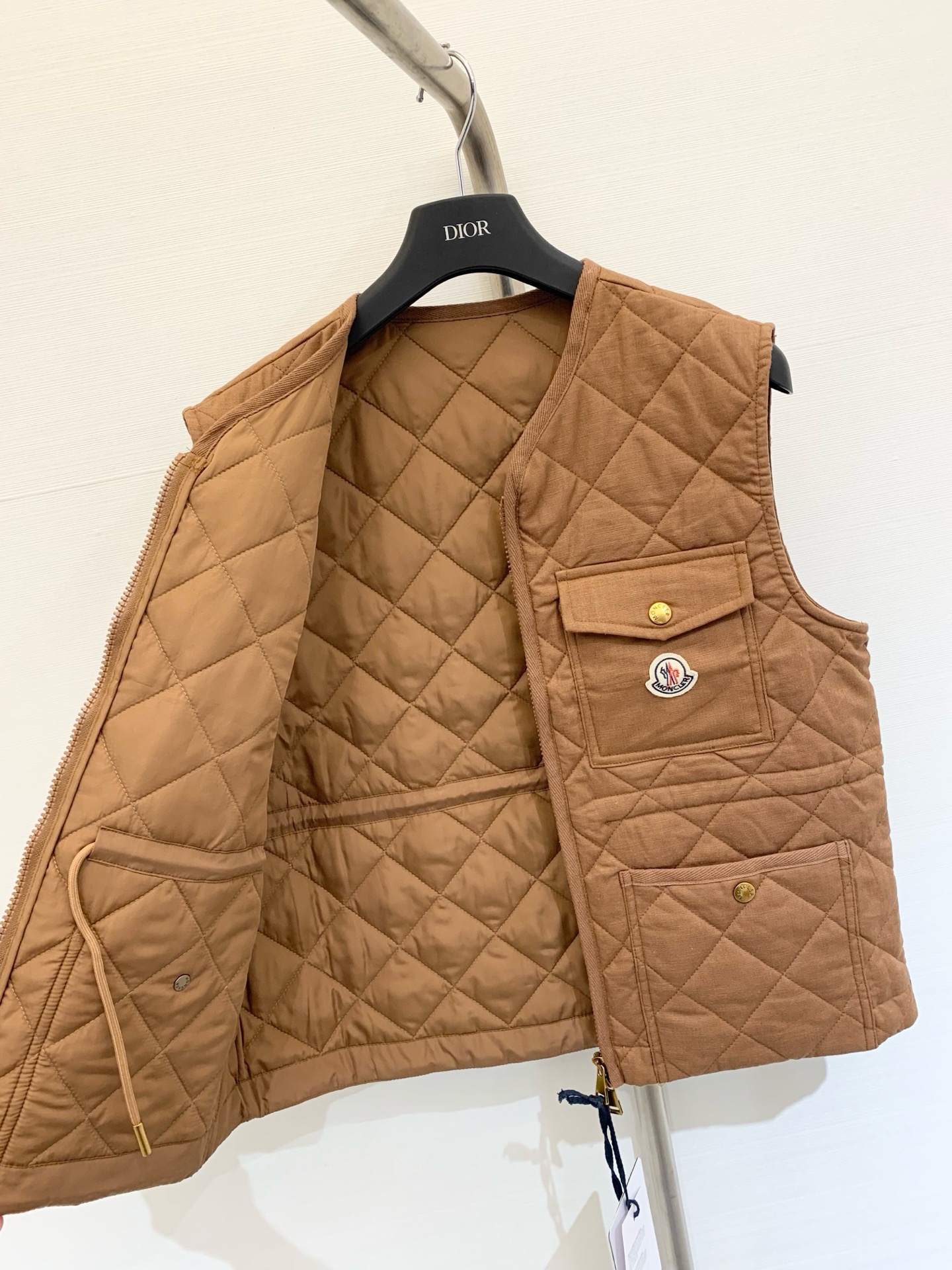 𝐌𝐨𝐧𝐜𝐥𝐞* 𝟐𝟓 秋冬新品 亚麻棉服马甲 减龄小𝐕领菱格设计 云朵般柔软的舒适感𝐲𝐲𝐝𝐬 可甜可盐气