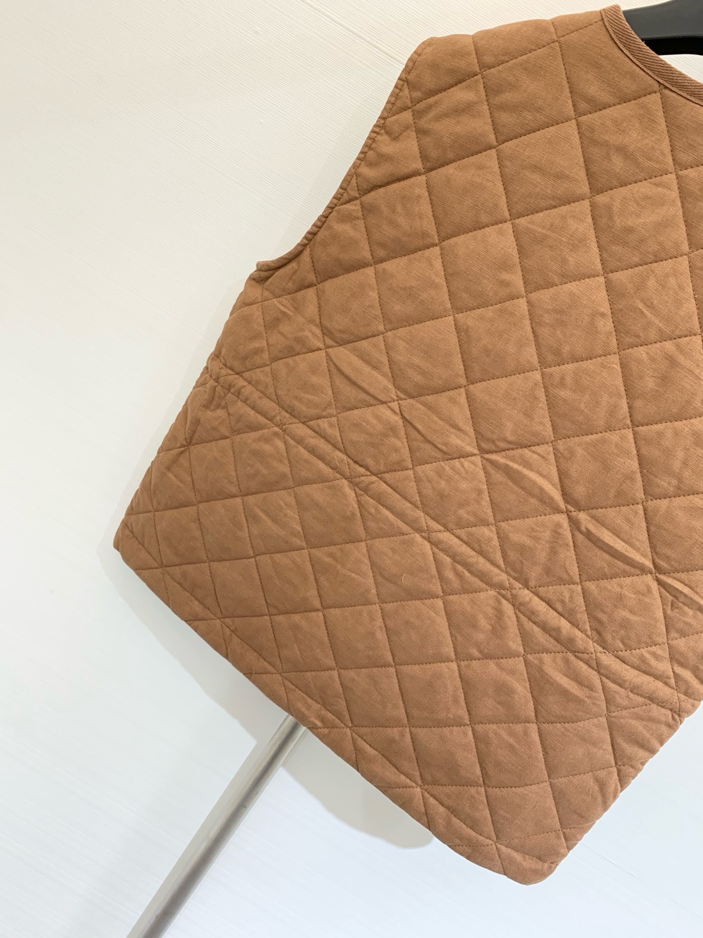 𝐌𝐨𝐧𝐜𝐥𝐞* 𝟐𝟓 秋冬新品 亚麻棉服马甲 减龄小𝐕领菱格设计 云朵般柔软的舒适感𝐲𝐲𝐝𝐬 可甜可盐气