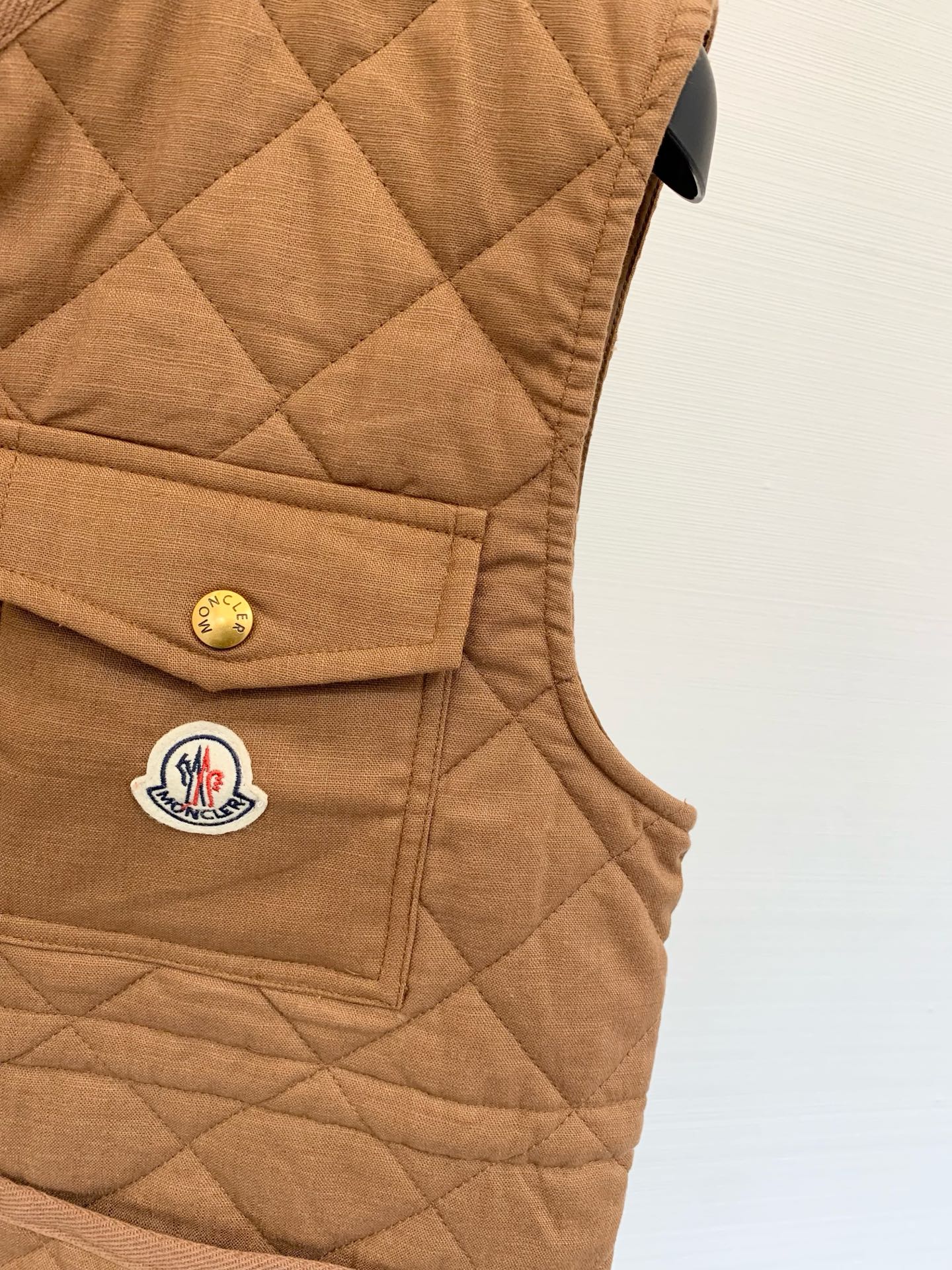 𝐌𝐨𝐧𝐜𝐥𝐞* 𝟐𝟓 秋冬新品 亚麻棉服马甲 减龄小𝐕领菱格设计 云朵般柔软的舒适感𝐲𝐲𝐝𝐬 可甜可盐气