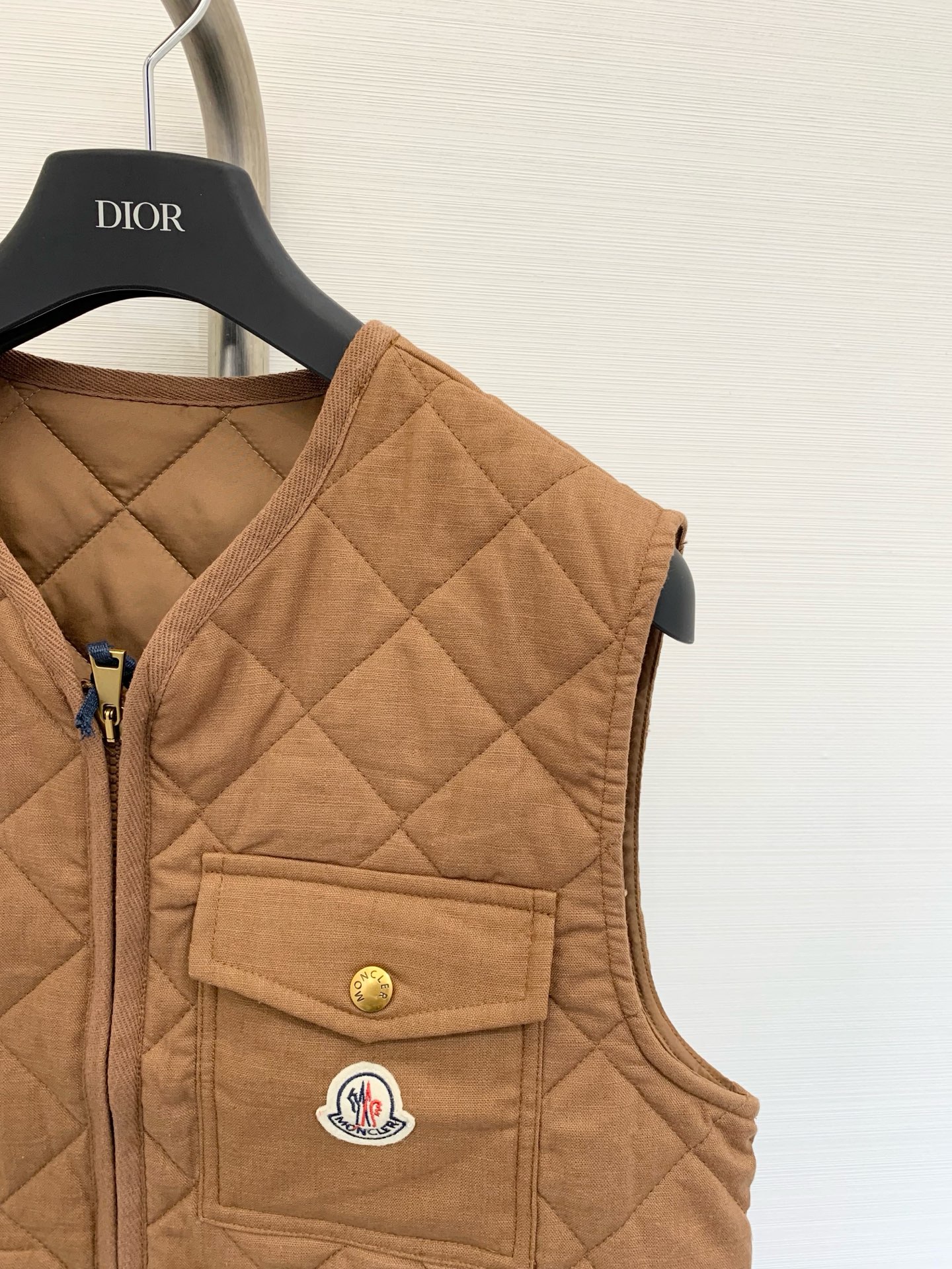 𝐌𝐨𝐧𝐜𝐥𝐞* 𝟐𝟓 秋冬新品 亚麻棉服马甲 减龄小𝐕领菱格设计 云朵般柔软的舒适感𝐲𝐲𝐝𝐬 可甜可盐气