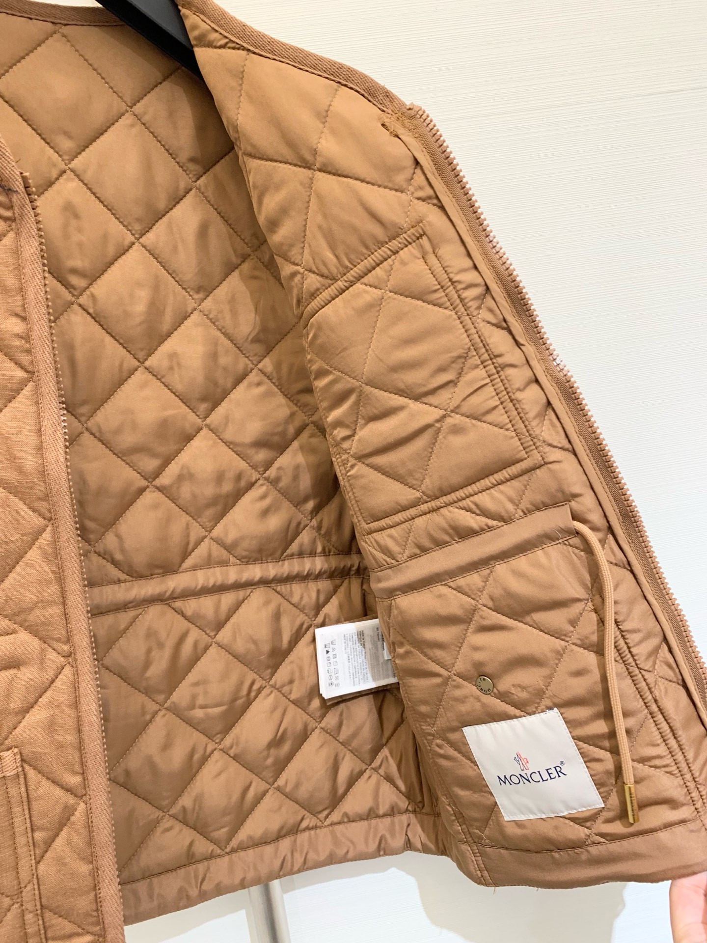 𝐌𝐨𝐧𝐜𝐥𝐞* 𝟐𝟓 秋冬新品 亚麻棉服马甲 减龄小𝐕领菱格设计 云朵般柔软的舒适感𝐲𝐲𝐝𝐬 可甜可盐气