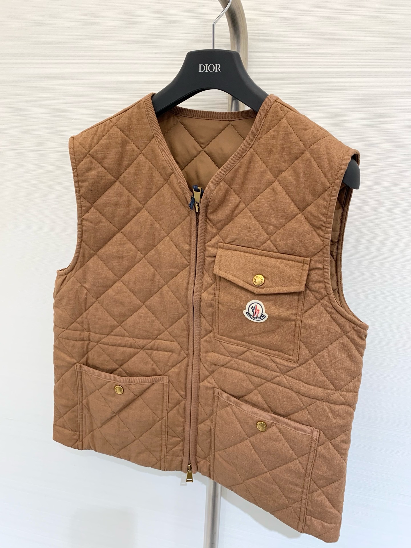 𝐌𝐨𝐧𝐜𝐥𝐞* 𝟐𝟓 秋冬新品 亚麻棉服马甲 减龄小𝐕领菱格设计 云朵般柔软的舒适感𝐲𝐲𝐝𝐬 可甜可盐气