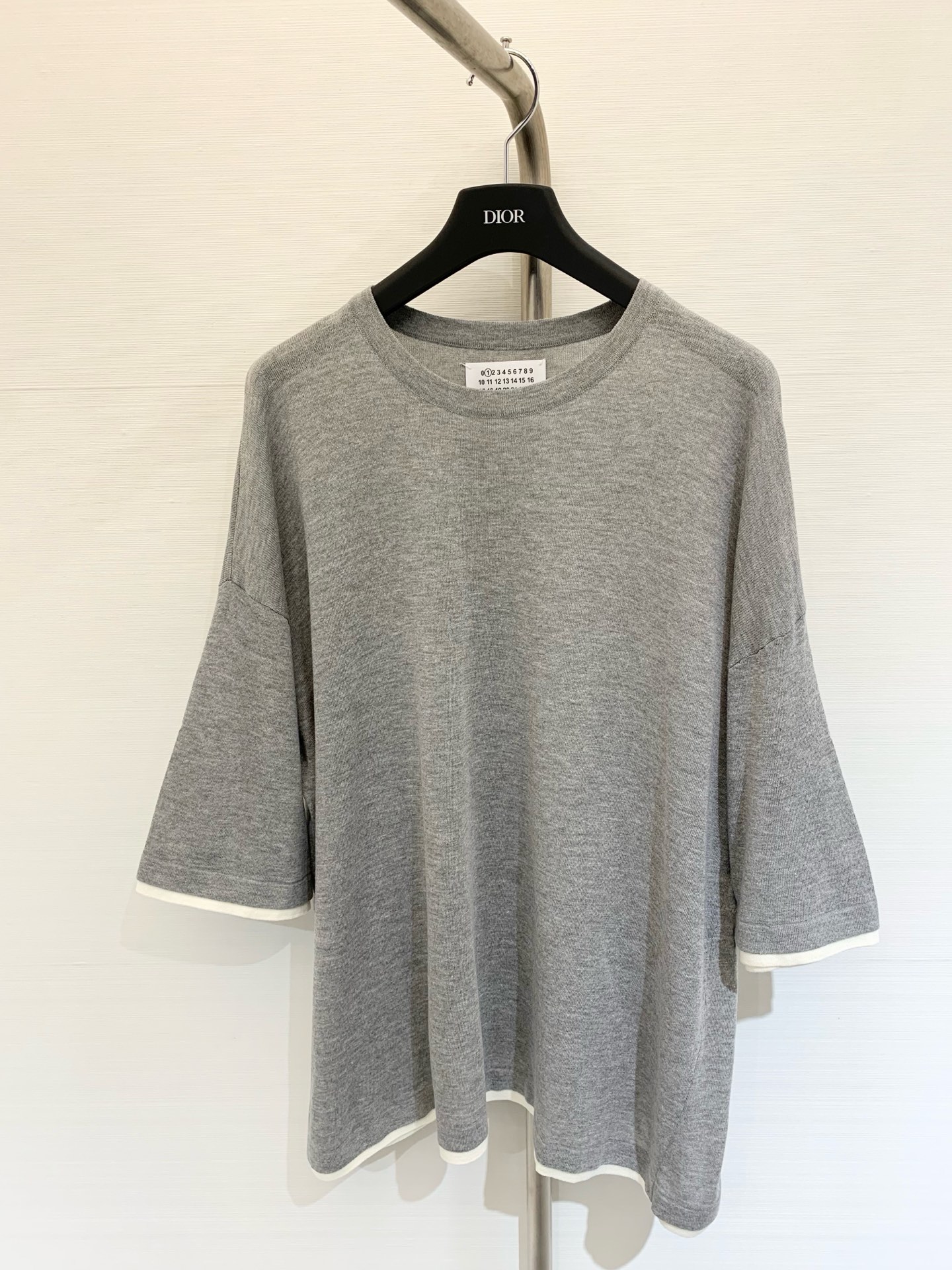 NO:446380,MM6 summer style loose round neck color-blocked knitted T-shirt lazy and casual length 5-point sleeve design can be used as air conditioning shirt Contrast color splicing small design adds highlights 2 colors sml,,masion margiela,tees,t-shirt,alexander wang19860909MM6 夏款 宽松圆领拼色针织T恤 慵懒随性的长度 5分袖设计可当空调衫 撞色拼接小设计增添亮点 2色sml,,masion margiela,tees，t-shirt,alexander wang,Women's clothing