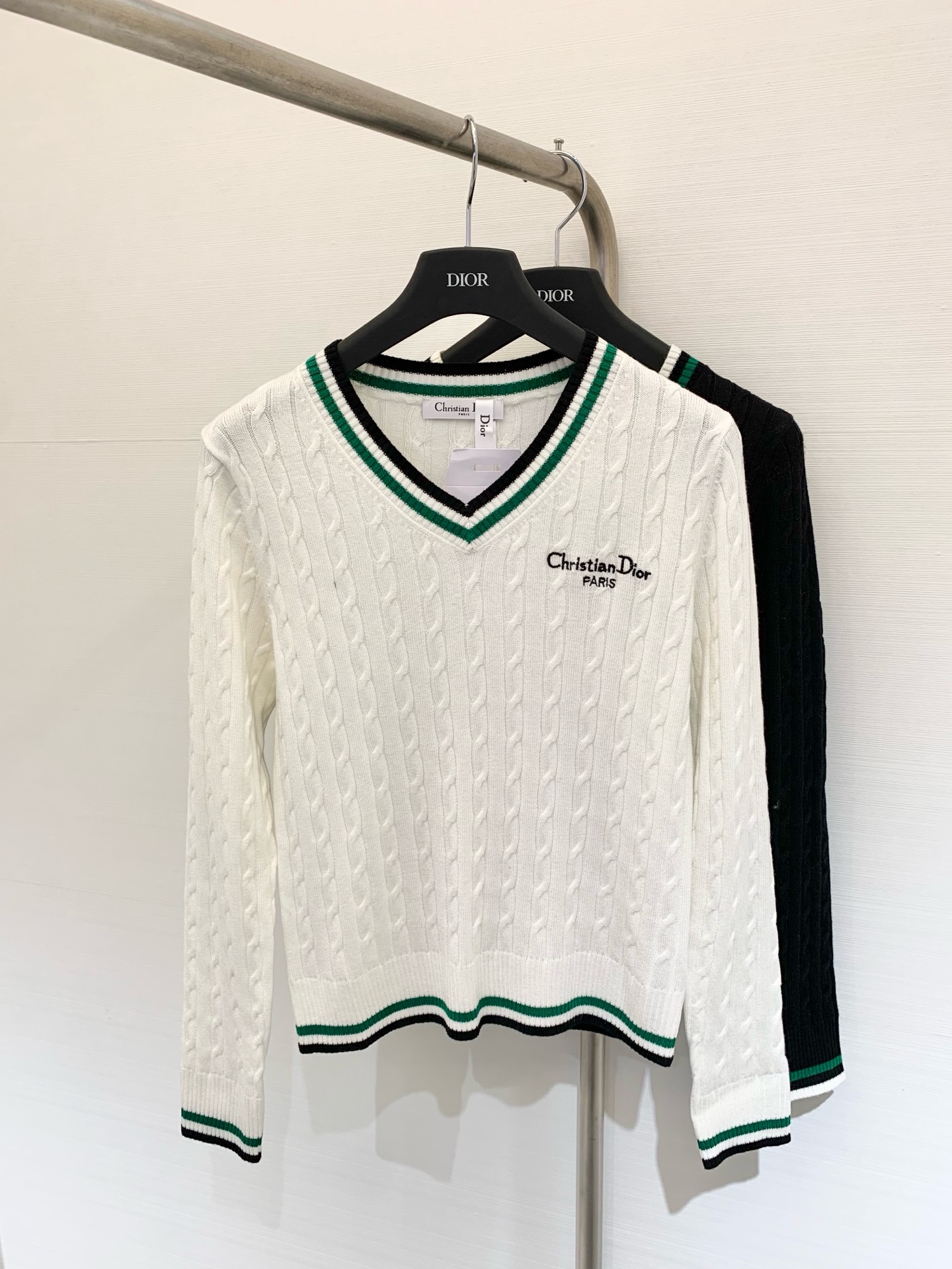 NO:448678,Contrasting thread knitted round neck long sleeves embroidered with letters on the chest, upper body makes you look slim and temperament, age-reducing artifact Two colors,,alexander wang19860909撞色螺纹针织圆领长袖 胸前刺绣字母点缀 上身显瘦显气质 减龄神器 两色,,alexander wang,Women's clothing