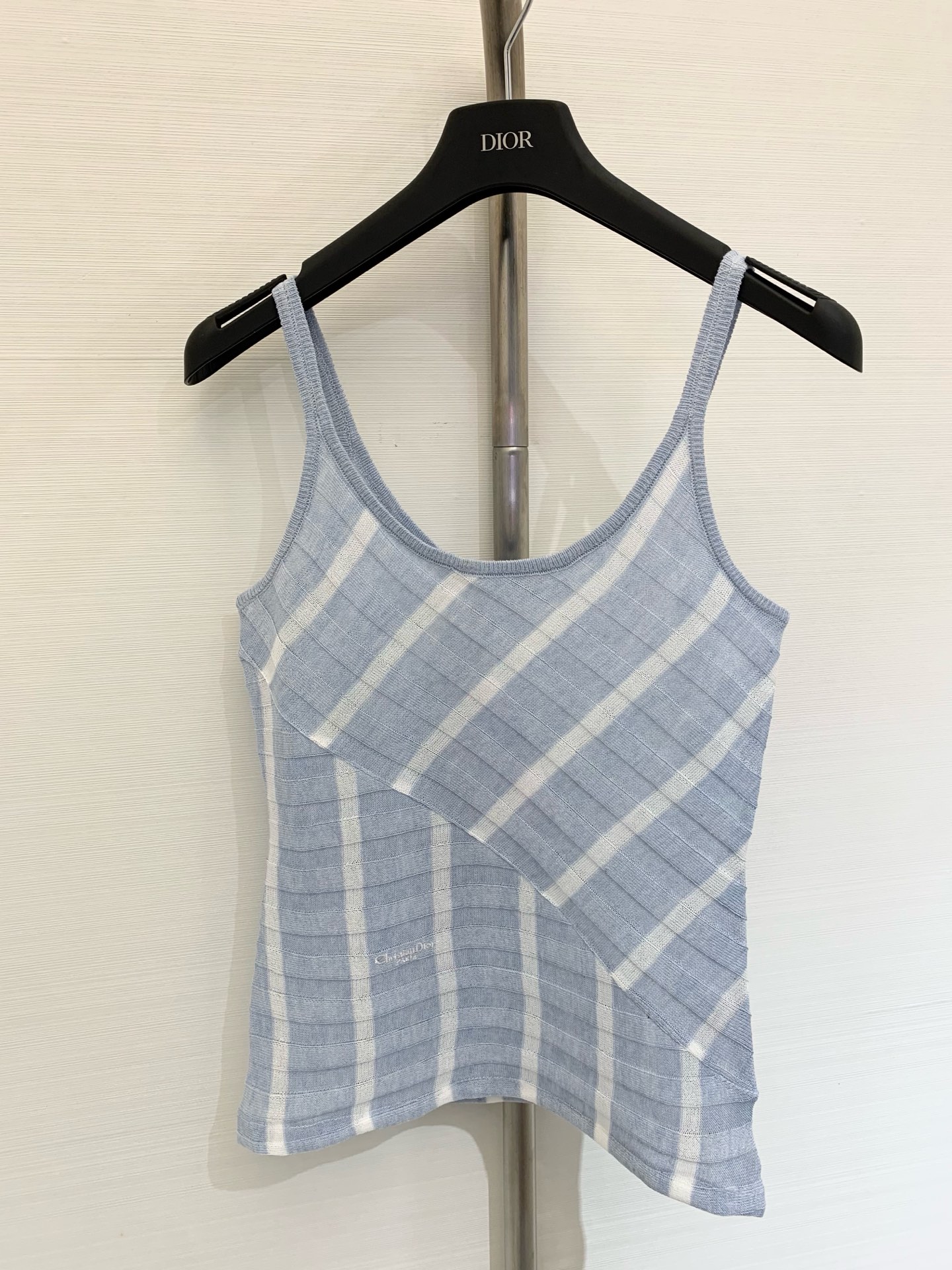 NO:447708,Dior 25ss counter synchronization letter logo embroidered striped knitted suspender vest YB custom thread yarn texture high-end loose silhouette elastic style fashionable atmosphere outfit two colors sml, dior, alexander wang19860909Dior 25ss 专柜同步 字母Logo刺绣条纹针织吊带背心 YB亚定制麻纱线质感高级 宽松廓形弹力版型 时髦氛围感穿搭 两色sml,,dior,alexander wang,Women's clothing