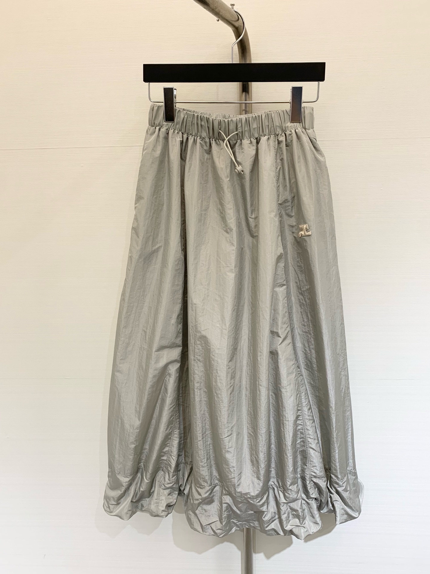 NO:448652,New summer style drawstring flower bud skirt thin nylon gloss fabric loose-fitting design super casual upper body black gray-green, skirts, alexander wang19860909夏季新款 抽绳花苞半裙 薄款尼龙光泽感面料 宽松字设计 上身超级休闲 黑色 灰绿色,,skirts,alexander wang,Women's clothing