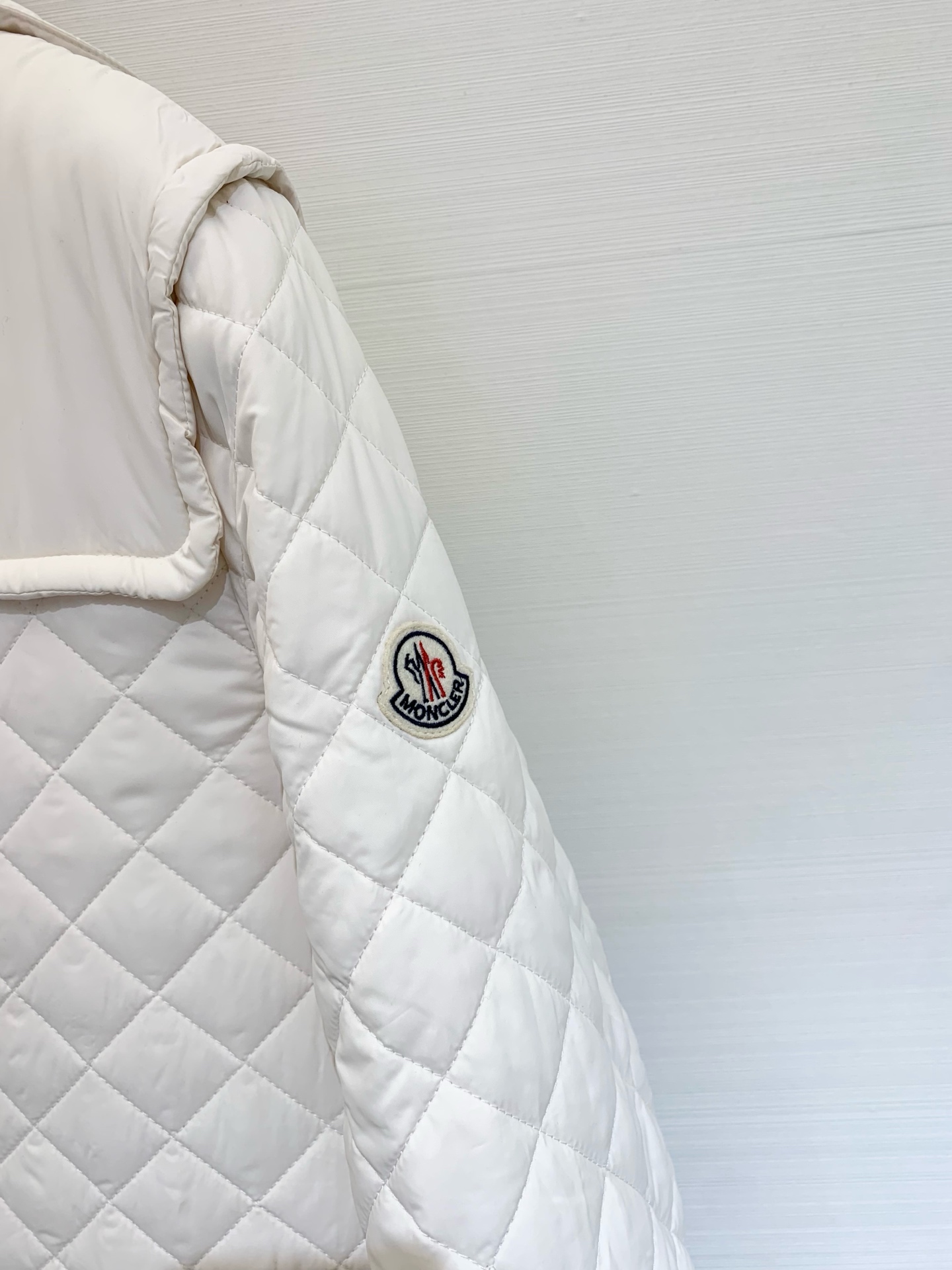 𝐌𝐨𝐧𝐜𝐥𝐞 𝟐𝟓𝐚𝐰 菱格夹棉薄款棉服长款外套 休闲连帽设计 以经典的版型演绎朋克风 整体轮廓分明 线