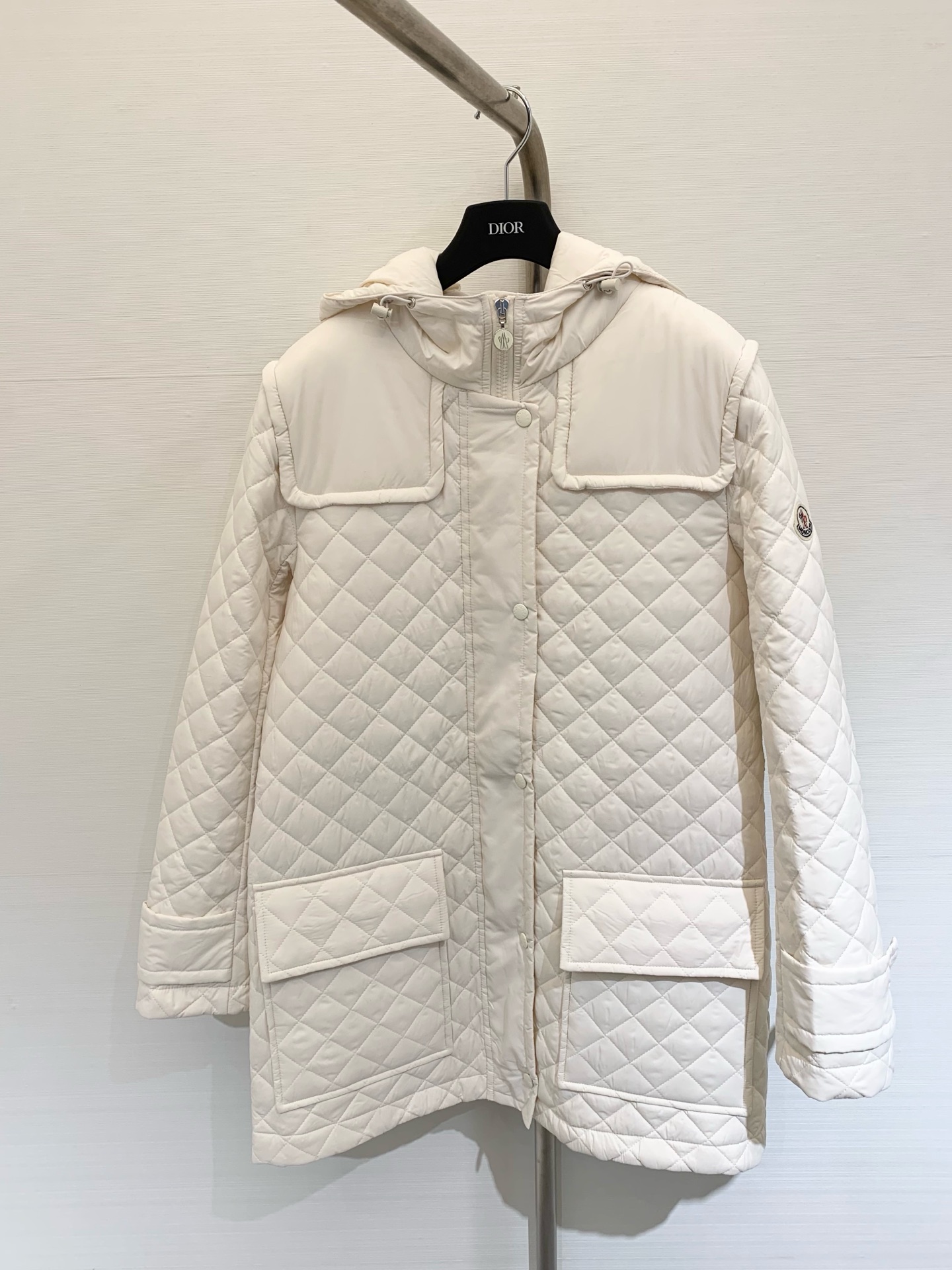 𝐌𝐨𝐧𝐜𝐥𝐞 𝟐𝟓𝐚𝐰 菱格夹棉薄款棉服长款外套 休闲连帽设计 以经典的版型演绎朋克风 整体轮廓分明 线