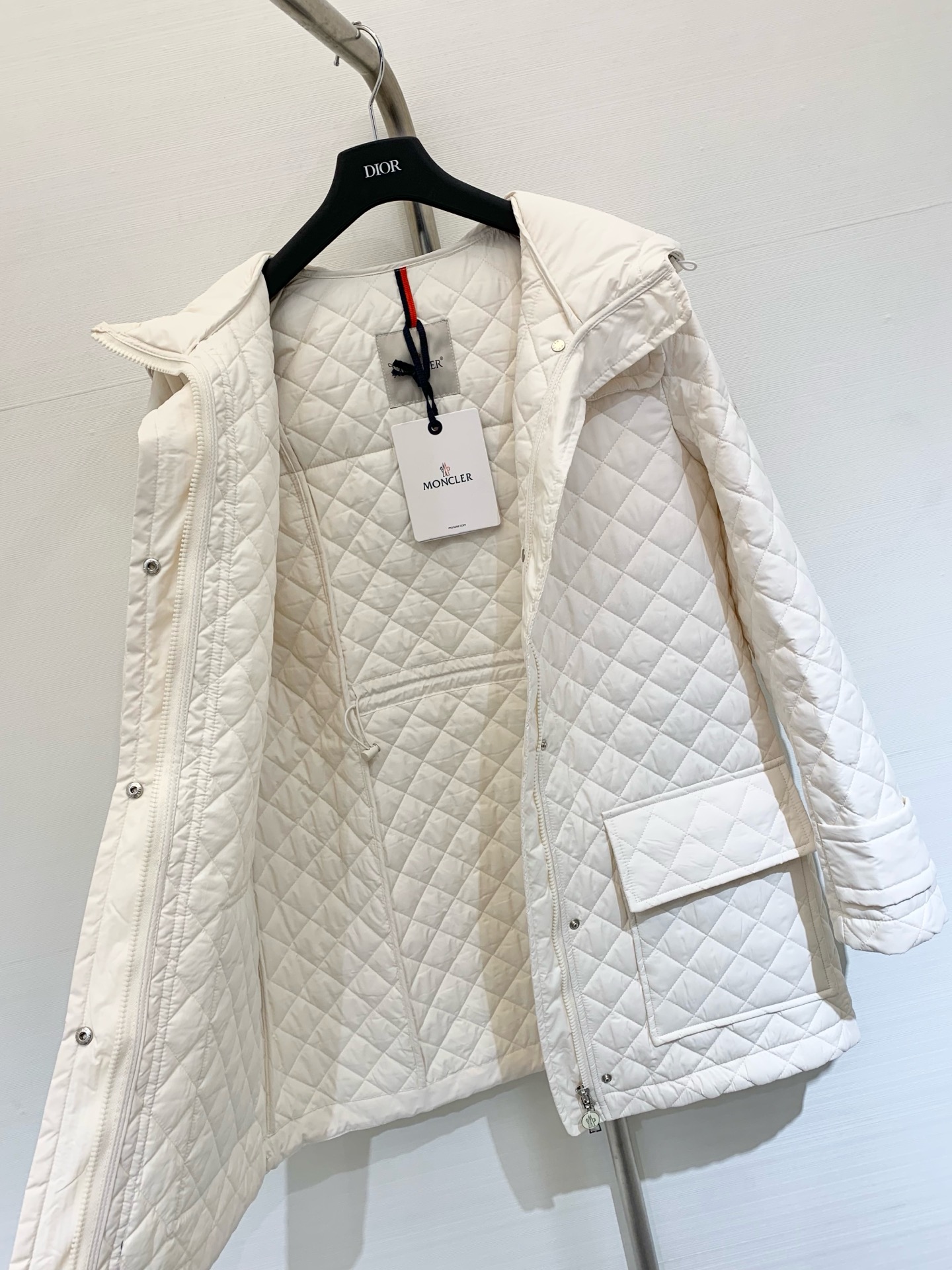 𝐌𝐨𝐧𝐜𝐥𝐞 𝟐𝟓𝐚𝐰 菱格夹棉薄款棉服长款外套 休闲连帽设计 以经典的版型演绎朋克风 整体轮廓分明 线