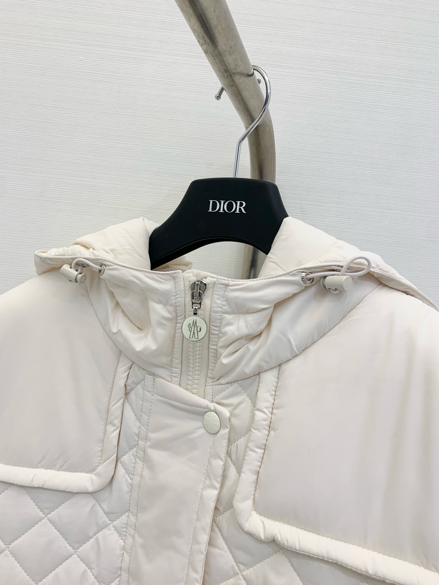 𝐌𝐨𝐧𝐜𝐥𝐞 𝟐𝟓𝐚𝐰 菱格夹棉薄款棉服长款外套 休闲连帽设计 以经典的版型演绎朋克风 整体轮廓分明 线