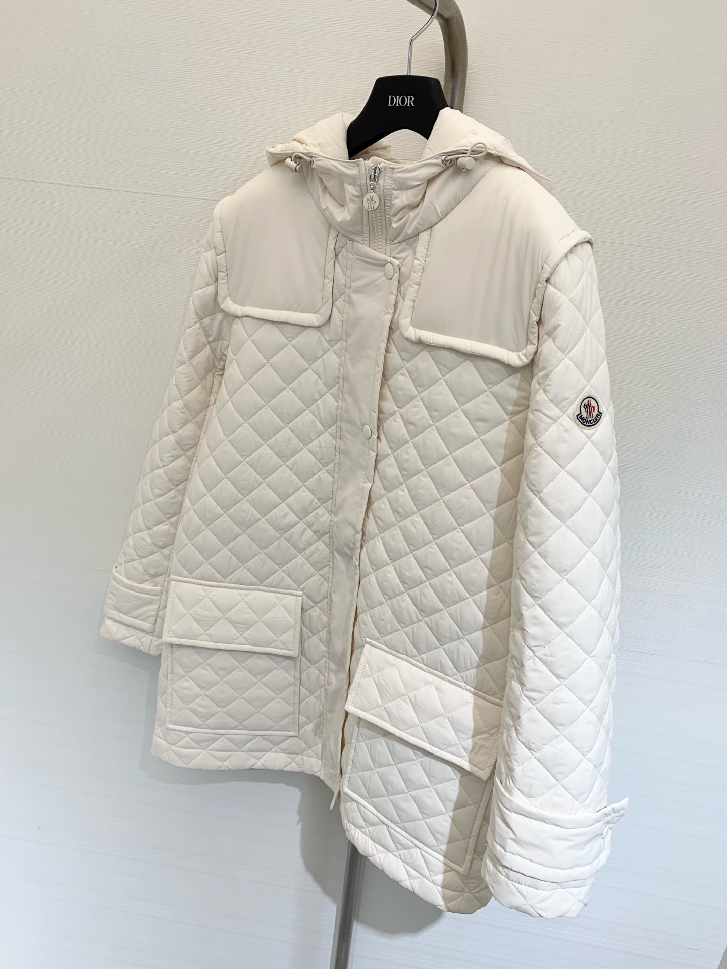 𝐌𝐨𝐧𝐜𝐥𝐞 𝟐𝟓𝐚𝐰 菱格夹棉薄款棉服长款外套 休闲连帽设计 以经典的版型演绎朋克风 整体轮廓分明 线