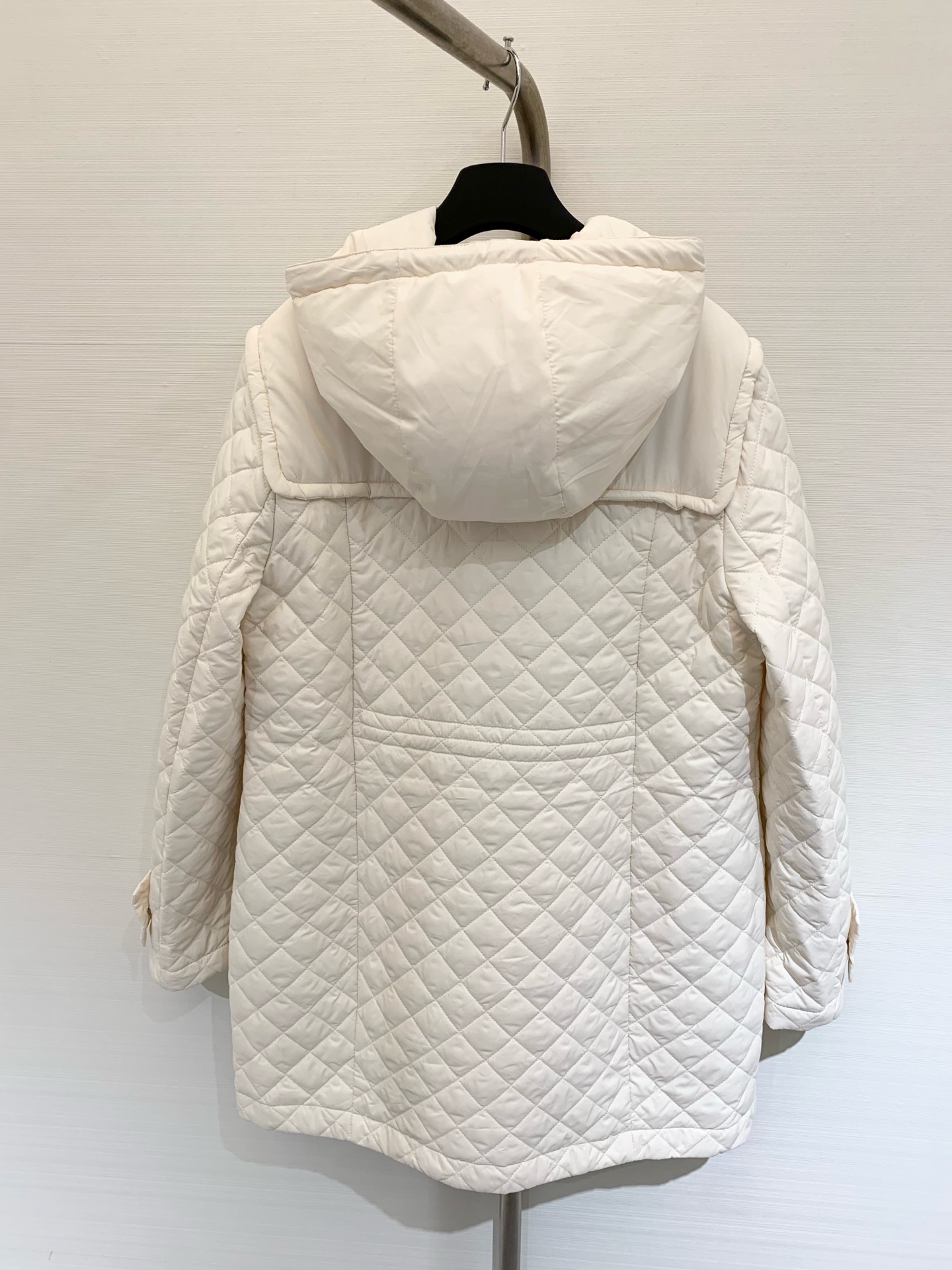 𝐌𝐨𝐧𝐜𝐥𝐞 𝟐𝟓𝐚𝐰 菱格夹棉薄款棉服长款外套 休闲连帽设计 以经典的版型演绎朋克风 整体轮廓分明 线