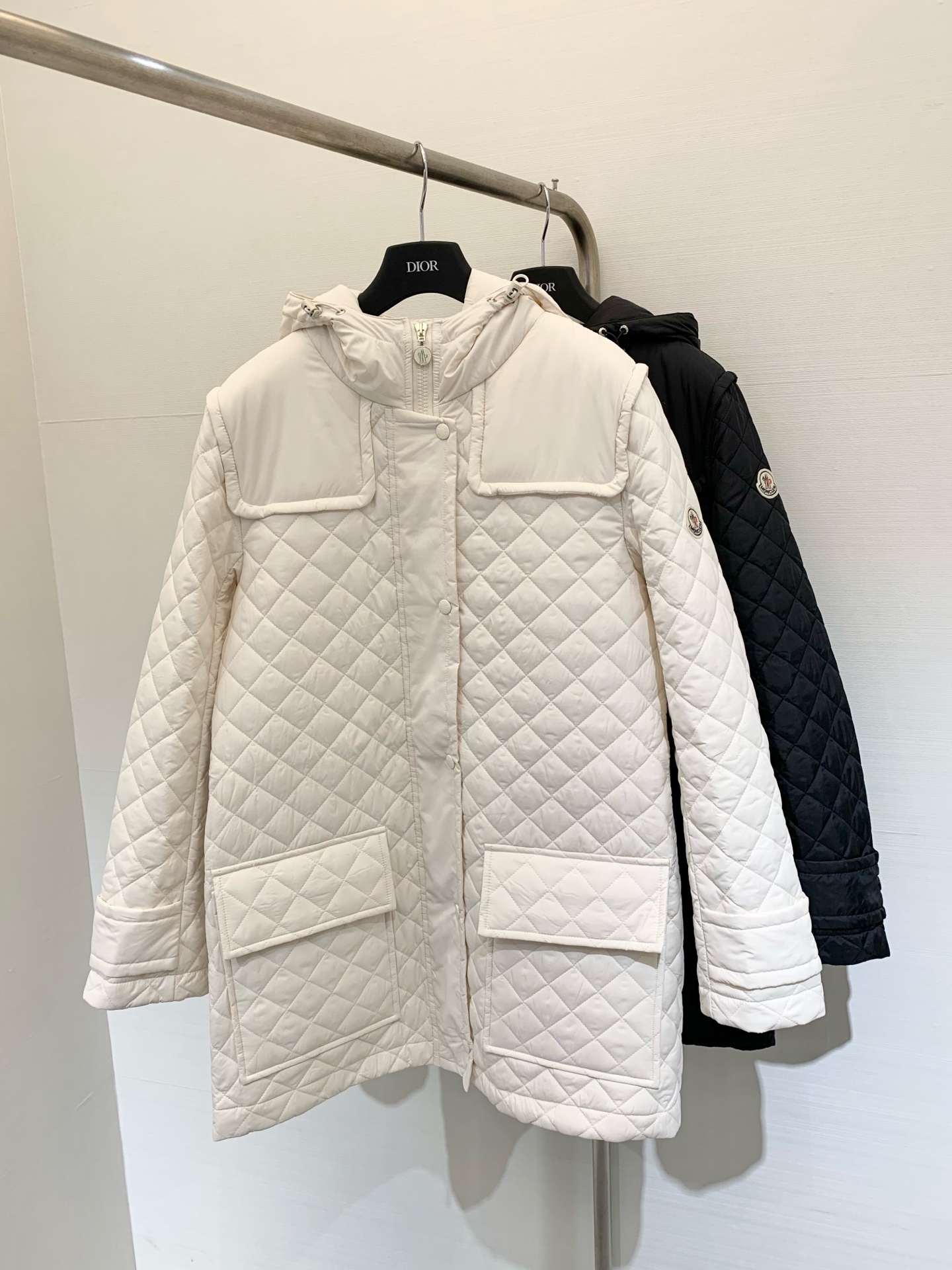 𝐌𝐨𝐧𝐜𝐥𝐞 𝟐𝟓𝐚𝐰 菱格夹棉薄款棉服长款外套 休闲连帽设计 以经典的版型演绎朋克风 整体轮廓分明 线