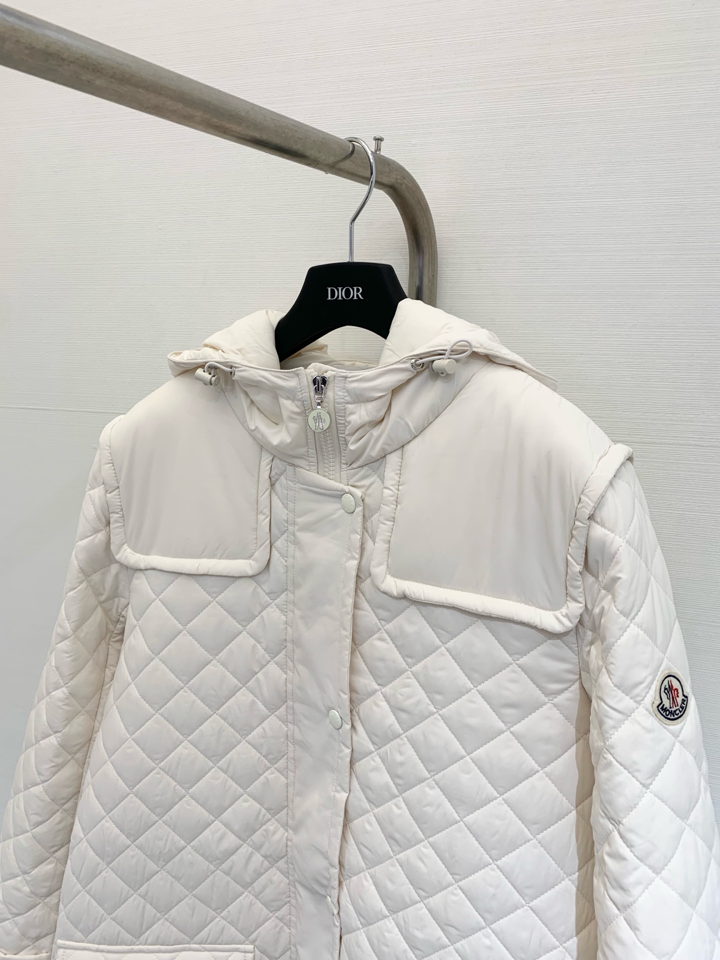 𝐌𝐨𝐧𝐜𝐥𝐞 𝟐𝟓𝐚𝐰 菱格夹棉薄款棉服长款外套 休闲连帽设计 以经典的版型演绎朋克风 整体轮廓分明 线