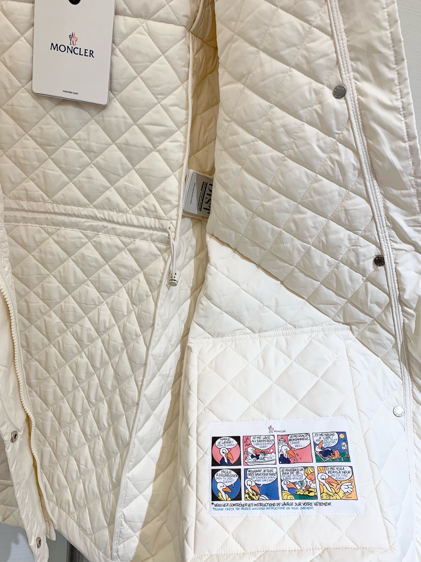 𝐌𝐨𝐧𝐜𝐥𝐞 𝟐𝟓𝐚𝐰 菱格夹棉薄款棉服长款外套 休闲连帽设计 以经典的版型演绎朋克风 整体轮廓分明 线