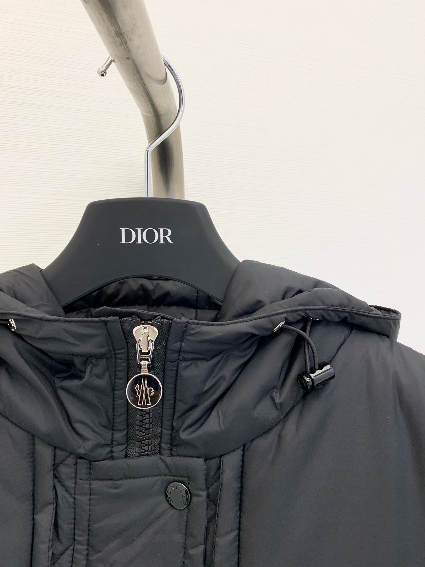 𝐌𝐨𝐧𝐜𝐥𝐞 𝟐𝟓𝐚𝐰 菱格夹棉薄款棉服长款外套 休闲连帽设计 以经典的版型演绎朋克风 整体轮廓分明 线