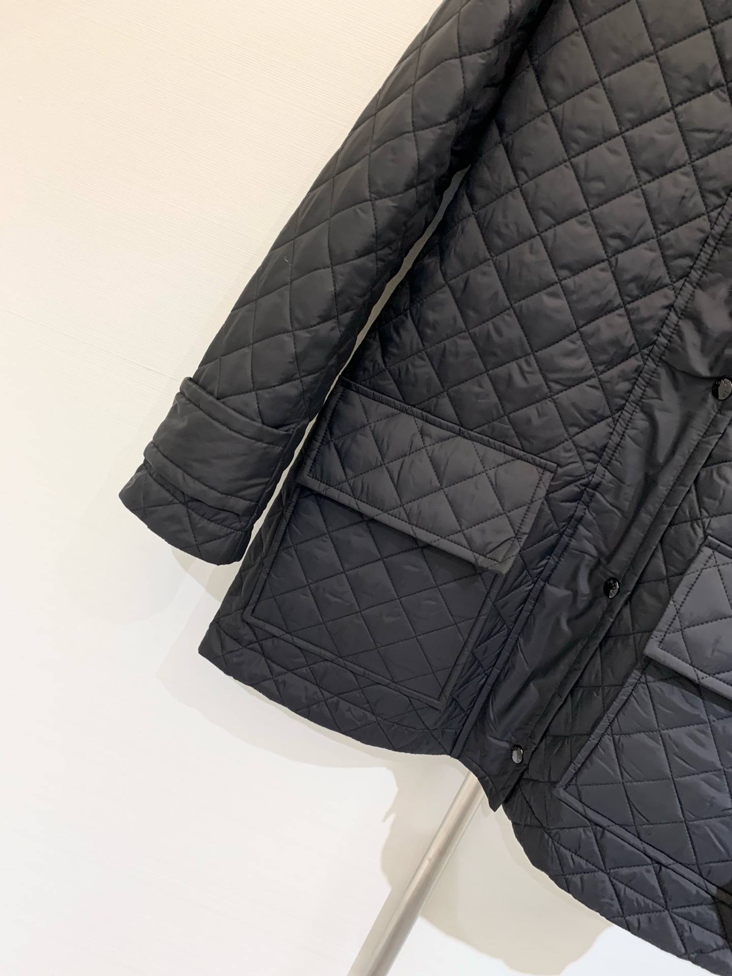 𝐌𝐨𝐧𝐜𝐥𝐞 𝟐𝟓𝐚𝐰 菱格夹棉薄款棉服长款外套 休闲连帽设计 以经典的版型演绎朋克风 整体轮廓分明 线