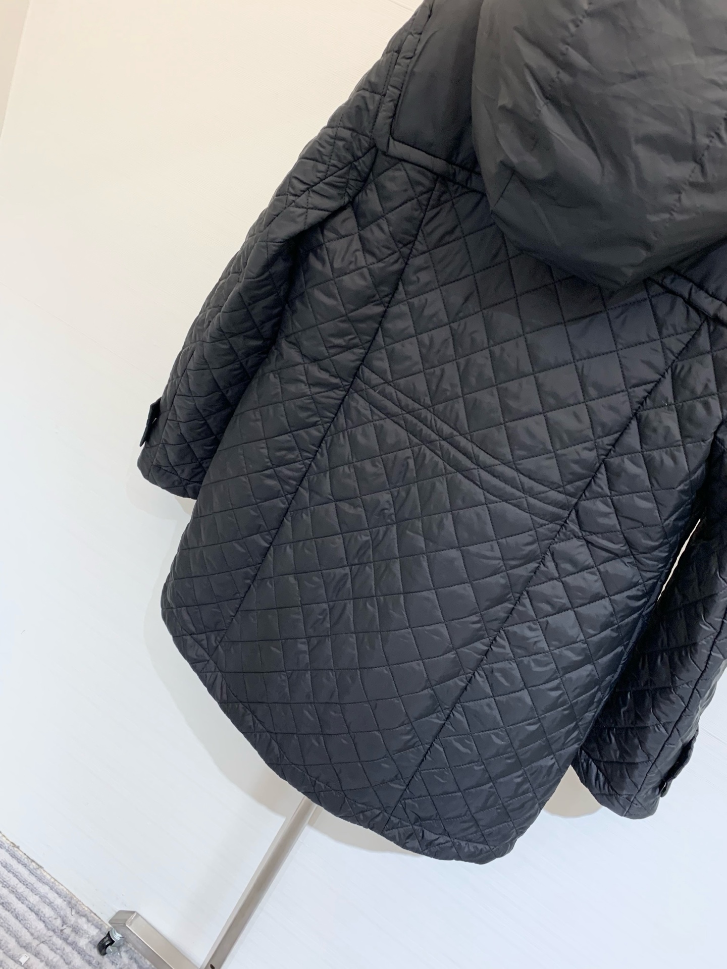 𝐌𝐨𝐧𝐜𝐥𝐞 𝟐𝟓𝐚𝐰 菱格夹棉薄款棉服长款外套 休闲连帽设计 以经典的版型演绎朋克风 整体轮廓分明 线