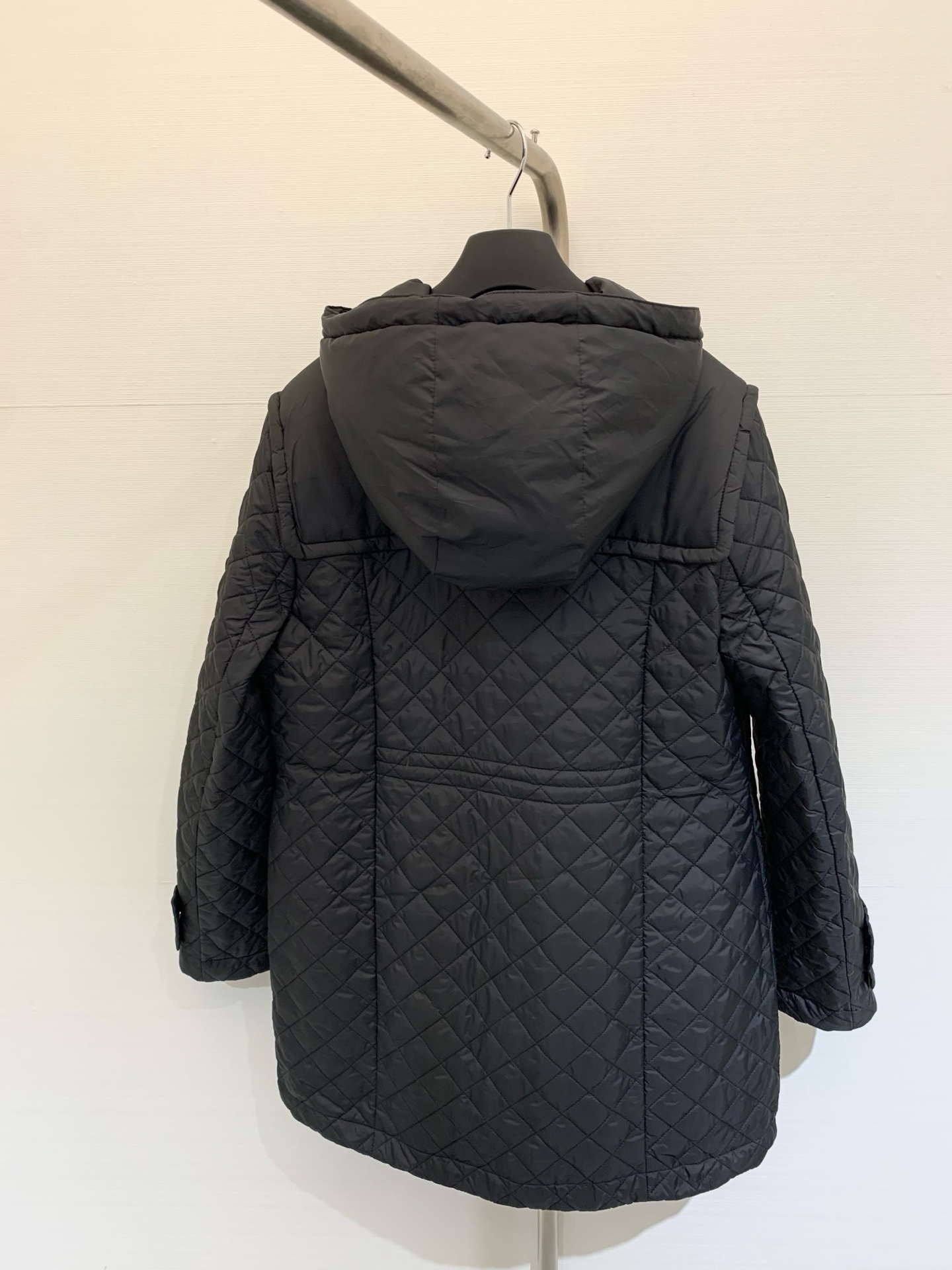 𝐌𝐨𝐧𝐜𝐥𝐞 𝟐𝟓𝐚𝐰 菱格夹棉薄款棉服长款外套 休闲连帽设计 以经典的版型演绎朋克风 整体轮廓分明 线