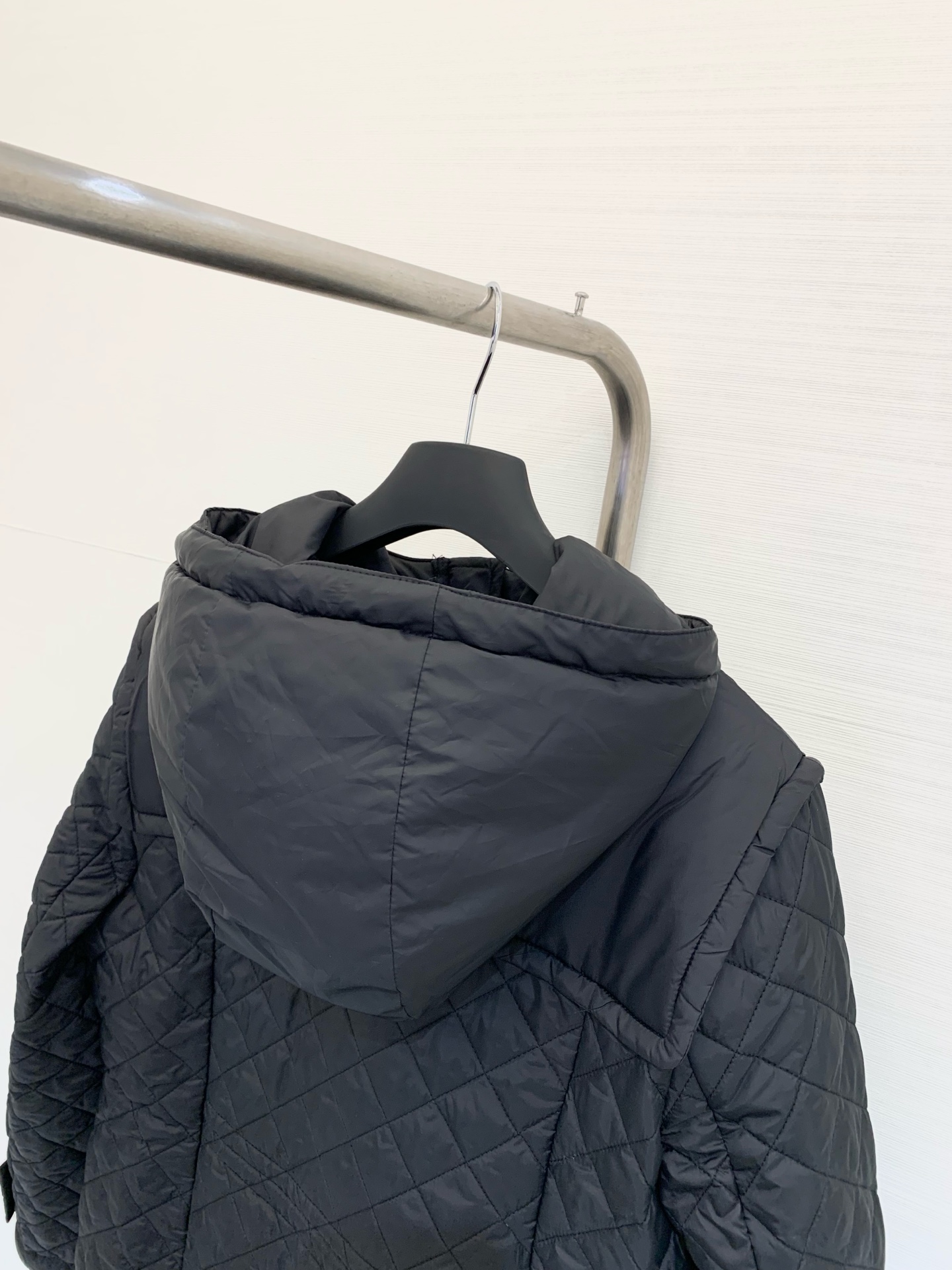 𝐌𝐨𝐧𝐜𝐥𝐞 𝟐𝟓𝐚𝐰 菱格夹棉薄款棉服长款外套 休闲连帽设计 以经典的版型演绎朋克风 整体轮廓分明 线