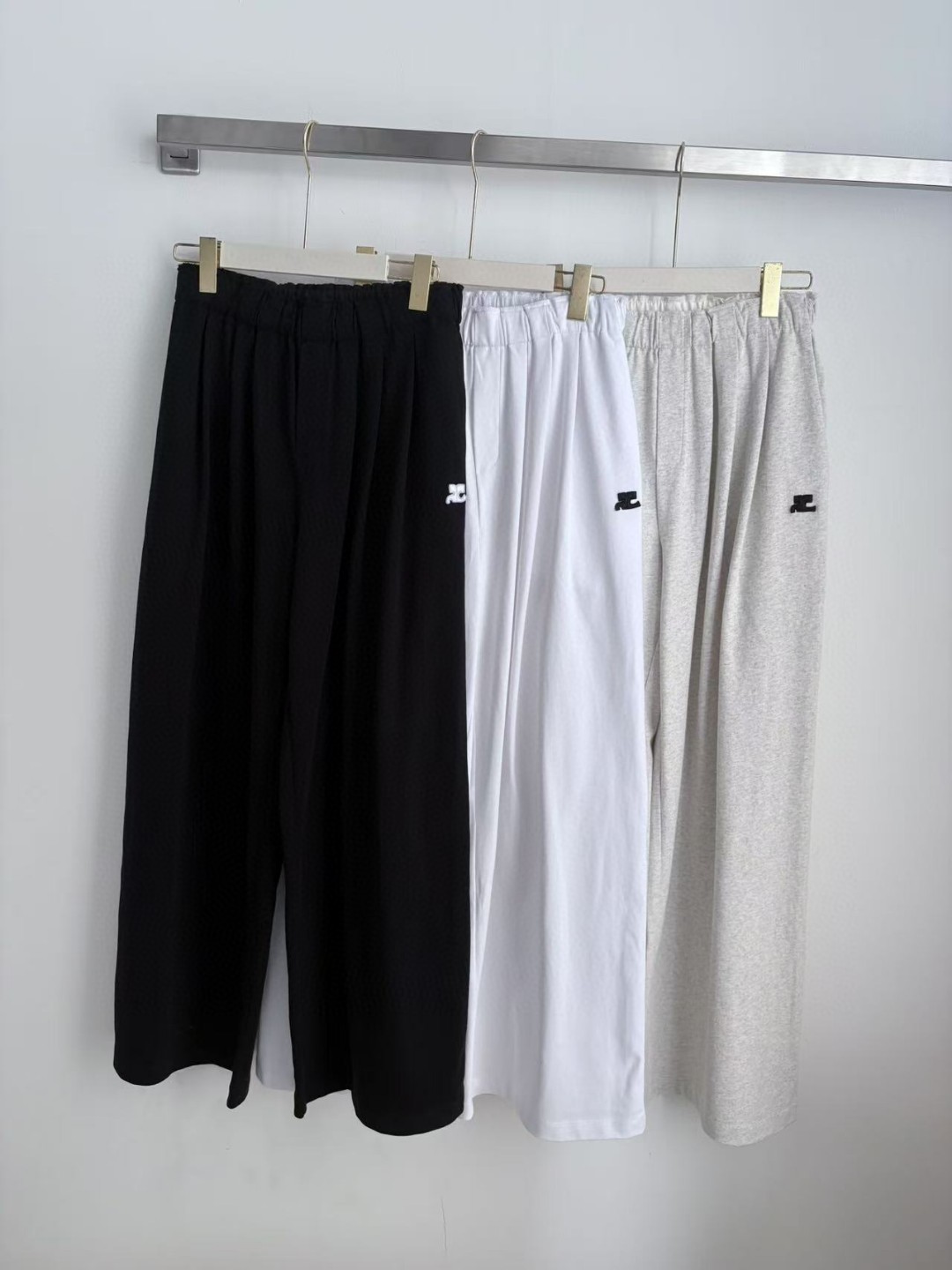 NO:448629,Courreges 25 summer essentials Logo sports casual pants Customized high-quality fabrics and loose designs, allowing you to move freely during exercise or leisure without being bound by three-color sml, alexander wang19860909Courreges 25夏日必备 Logo运动休闲裤 定制高品质面料,宽松的设计,让您在运动或休闲时都能自由活动,不受束缚 三色sml,,alexander wang,Women's clothing