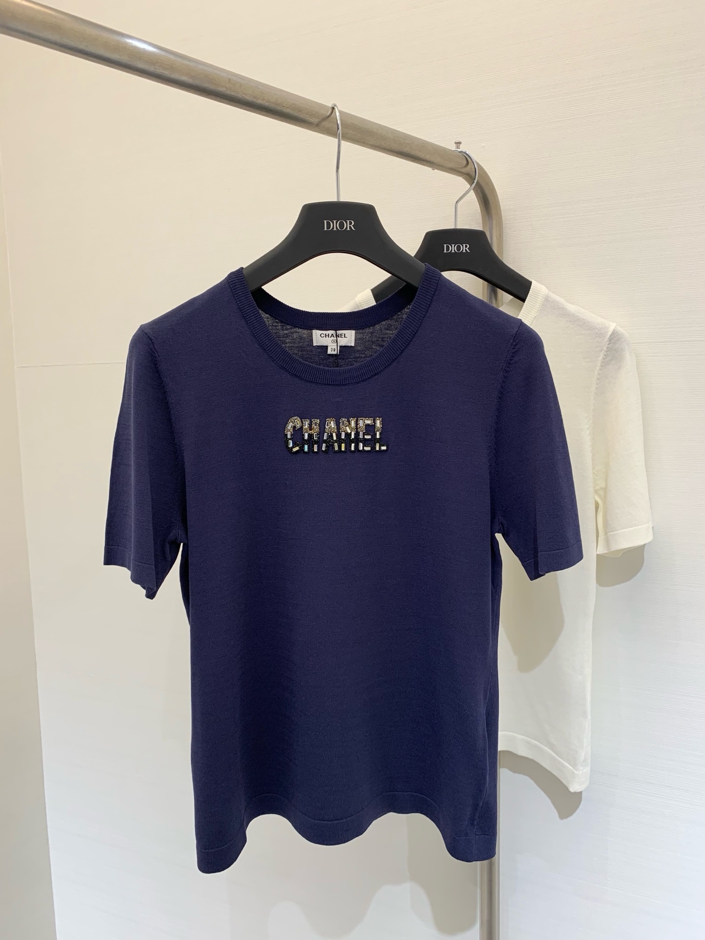 NO:448673,New two-color short-sleeved fabric breathable logo pattern embellishment and high-end atmosphere on the upper body Color code //, T-shirt,alexander wang19860909新款 二色短袖 面料透气 logo图案修饰点缀 上身高级氛围感 色碼 //,,T-shirt,alexander wang,Women's clothing