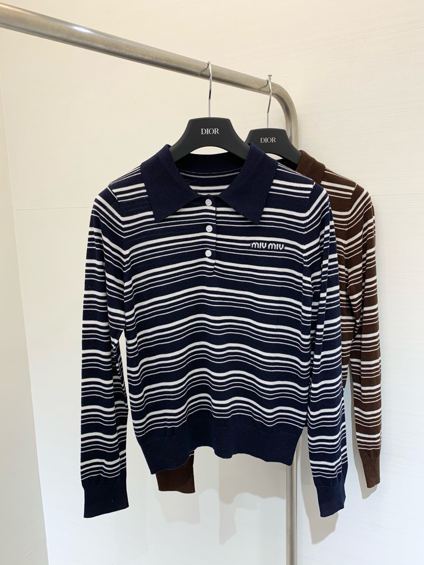 NO:448700,MIUMI* 25 early autumn new style Polo collar knitted striped knitted long sleeves Academy style age-reducing artifact full of temperament Two-color sml, Miumiu, alexander wang19860909MIUMI* 25早秋新款 Polo领针织条纹针织长袖 学院风减龄神器 上身气质满满 两色sml,,miumiu,alexander wang,Women's clothing