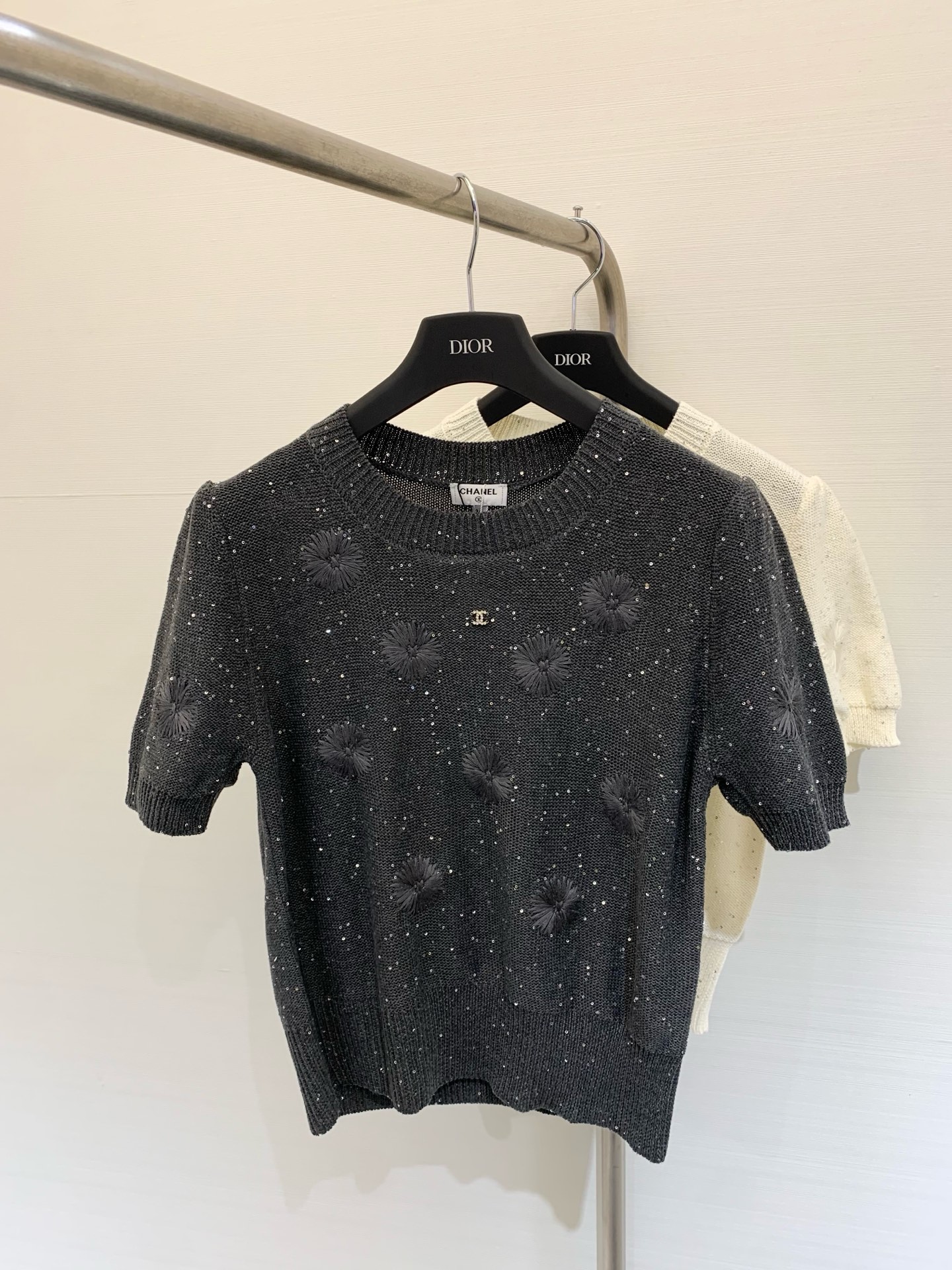 NO:448737,q New two-color heavy-duty hand-made knitted short sleeves fabric breathable logo pattern embellishment and high-end atmosphere on the upper body Color code //, T-shirt,alexander wang19860909q 新款 二色重工手工勾花针织短袖 面料透气 logo图案修饰点缀 上身高级氛围感 色碼 //,,T-shirt,alexander wang,Women's clothing
