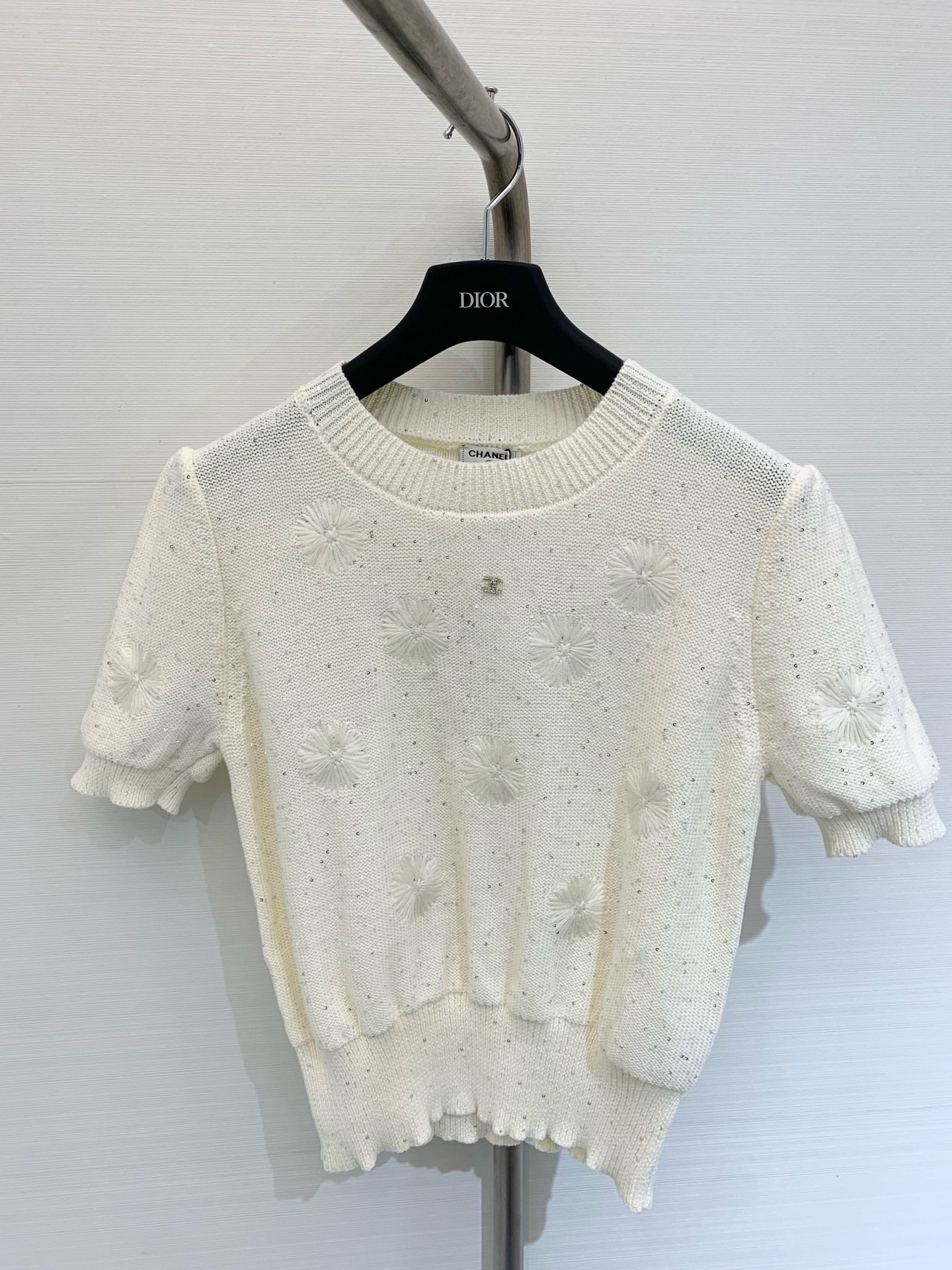 NO:448744,New two-color heavy-duty hand-cut knitted short sleeves, breathable fabric, logo pattern embellishment, high-end atmosphere on the upper body, color code //,,T-shirt,alexander wang19860909新款 二色重工手工勾花针织短袖 面料透气 logo图案修饰点缀 上身高级氛围感 色碼 //,,T-shirt,alexander wang,Women's clothing