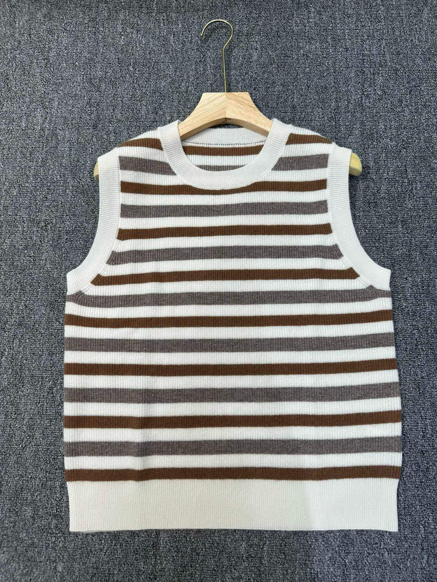 NO:449978,BC 25aw series, bead-ground striped cashmere round neck, rear collar, bead chain craft, cashmere wool blend fabric, soft, comfortable and warm upper body, original single quality closed eyes sml,,alexander wang19860909BC 25aw系列款 珠地条纹羊绒圆领 后领车珠链工艺 羊绒羊毛混纺面料 上身柔软舒适又保暖 原单品质闭眼入 sml,,alexander wang,Women's clothing