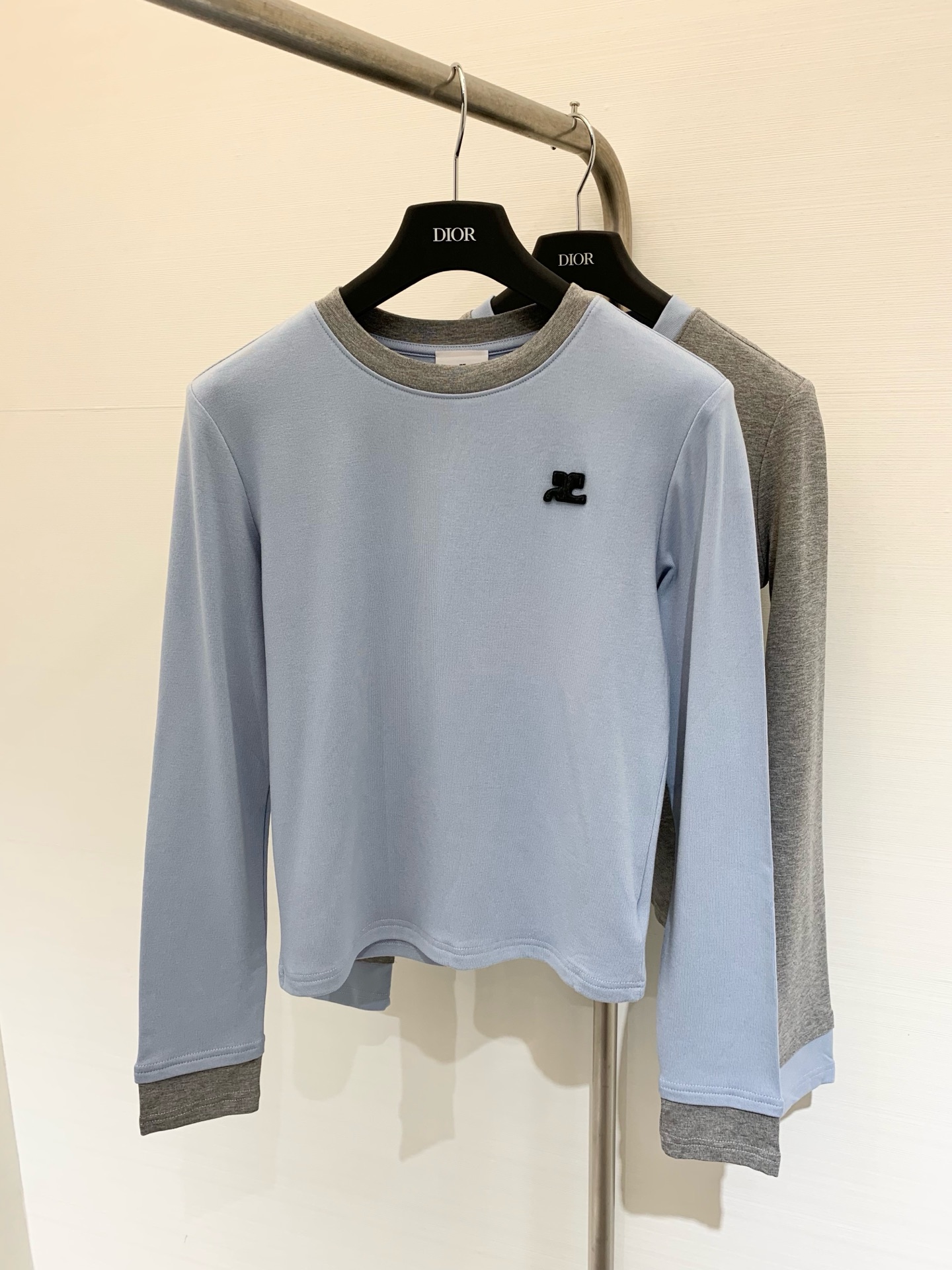 NO:450510,Courreges 25 early autumn new model macarons wear round neck color-blocking long-sleeved thin velvet T-shirt slim fit style to make a slim and age-reducing. Added a layer of ultra-thin velvet to make a base shirt. Two-color sml, tees, t-shirt, alexander wang19860909Courreges 25早秋新款 马卡龙穿搭 圆领拼色边饰长袖薄绒T恤 修身版型显瘦减龄 加了一层超薄的薄绒 做打底衫 两色sml,,tees，t-shirt,alexander wang,Women's clothing