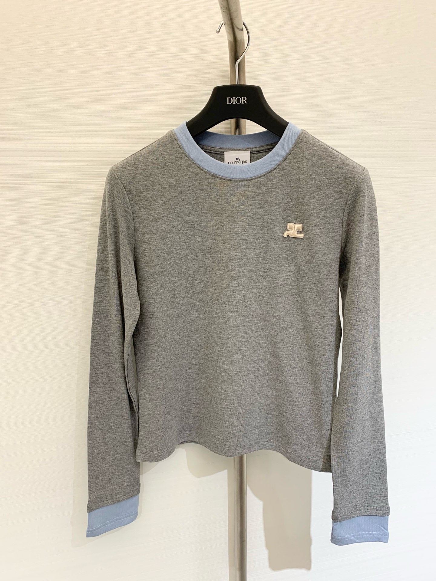 NO:450518,Courreges 25 early autumn new model macarons wear round neck color-blocking long-sleeved thin velvet T-shirt slim fit style to make a slim and age-reducing. Added a layer of ultra-thin velvet to make a base shirt. Two-color sml, tees, t-shirt, alexander wang19860909Courreges 25早秋新款 马卡龙穿搭 圆领拼色边饰长袖薄绒T恤 修身版型显瘦减龄 加了一层超薄的薄绒 做打底衫 两色sml,,tees，t-shirt,alexander wang,Women's clothing