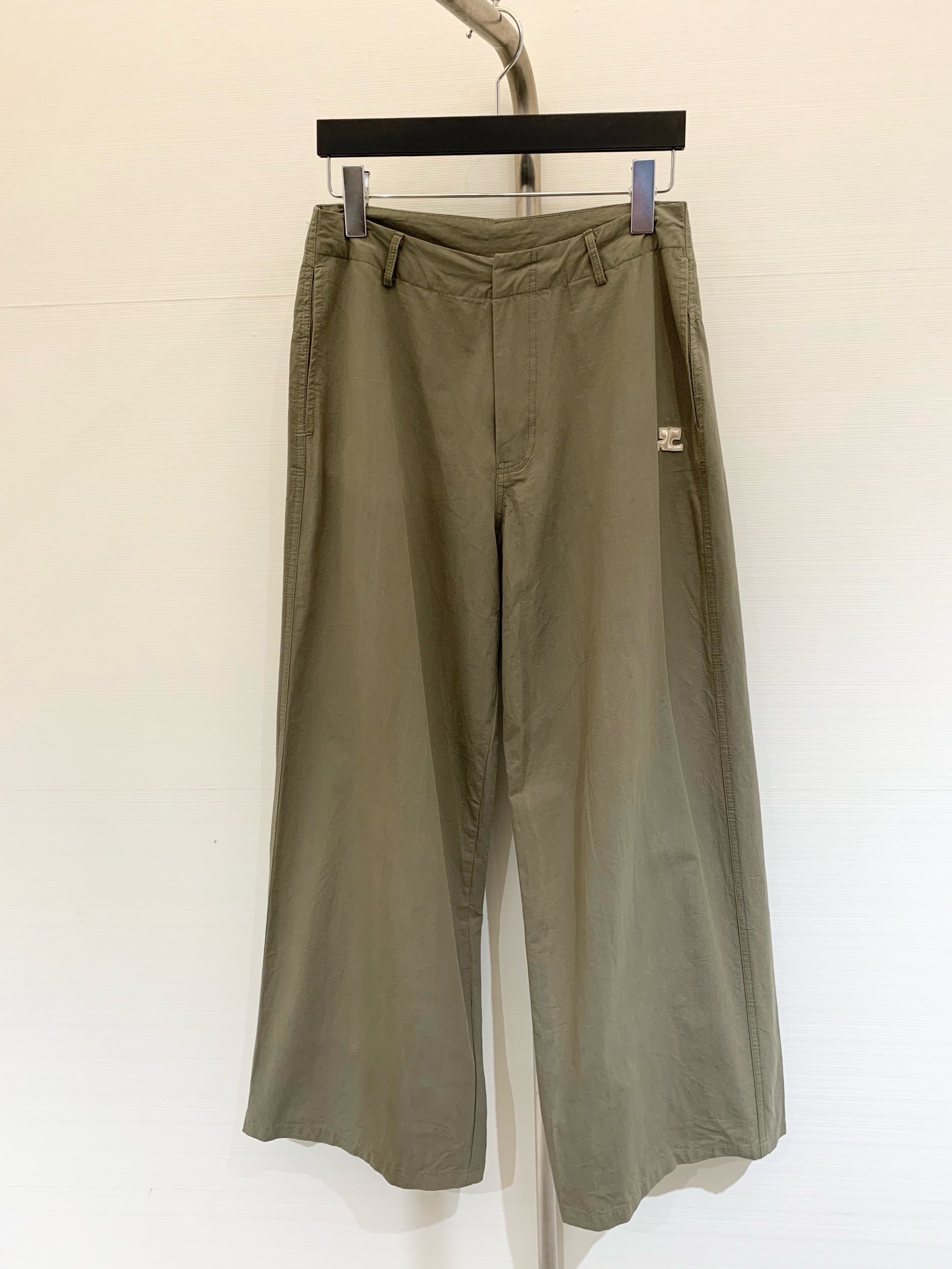 NO:451200,Courreges 2025 summer new style, loose and slim casual trousers, straight-leg style, logo embellishment, easy to wear and lazy style, two-color SMLXL,,alexander wang19860909Courreges 2025 夏季新款 宽松显瘦的休闲长裤 直筒版型 Logo点缀 轻松穿出慵懒风 两色SMLXL,,alexander wang,Women's clothing