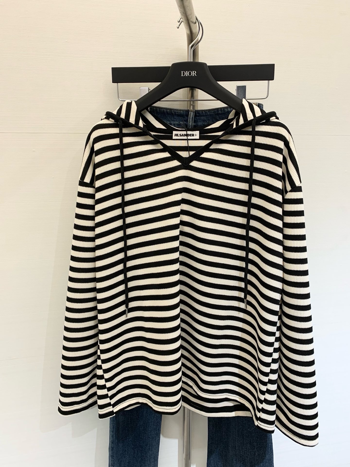 NO:451287,JILSANDER 25 early autumn new style black and white striped hooded long sleeves iconic logo embellished back hats can be worn alone, you can be attracted at first sight sml, jil sander, hats, alexander wang19860909JILSANDER 25早秋新款 黑白条纹连帽长袖 标志性Logo点缀后帽 单穿内搭都可,一眼就被吸引住 sml,,jil sander,hats,alexander wang,Women's clothing