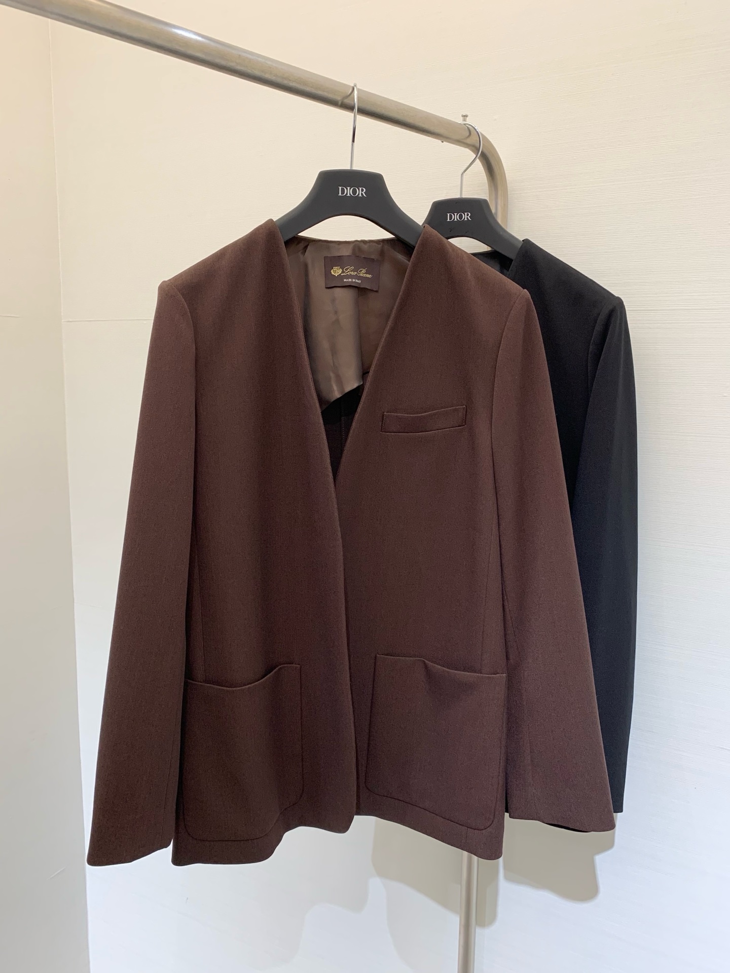 NO:451293,LP Hanna round-neck jacket single-breasted stylus jacket collarless design Simple and practical appearance Made of exquisite wool-blend fabric Patch pockets at the bottom and small patch pockets at the chest increase the practicality of the style and enhance its simplicity Two-color sml, loro piano, jackets & coats, jackets & coats, alexander wang19860909LP 诺悠翩雅 Hanna圆领夹克单排扣便西外套 无领设计 外形简洁、实用 采用精致的羊毛混纺络布制成 底部的贴袋和胸部的小贴袋增加了款式的实用性 增强了其简洁性 两色sml,,loro piana,jackets & coats,jackets & coats,alexander wang,Women's clothing