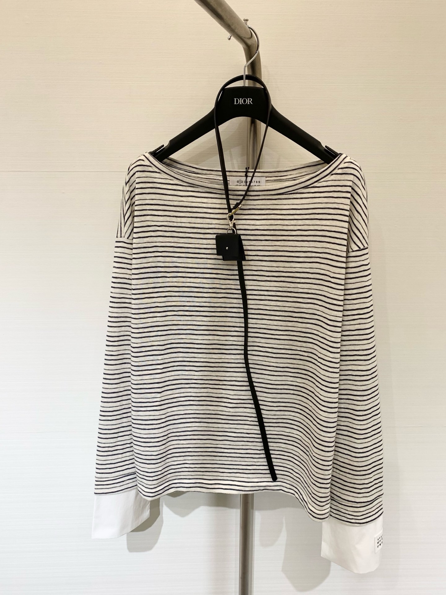 NO:452310,New autumn style, waist bag, micro-mark striped long sleeves, contrasting hand sleeve design, embellished with classic digital logo, fine slit inside and outside, full of texture, two codes,,alexander wang19860909秋季新款 配腰包 微标条纹长袖 撞色手袖设计 点缀经典数字徽标 里外精细缝盘工艺质感满满 两个码,,alexander wang,Women's clothing