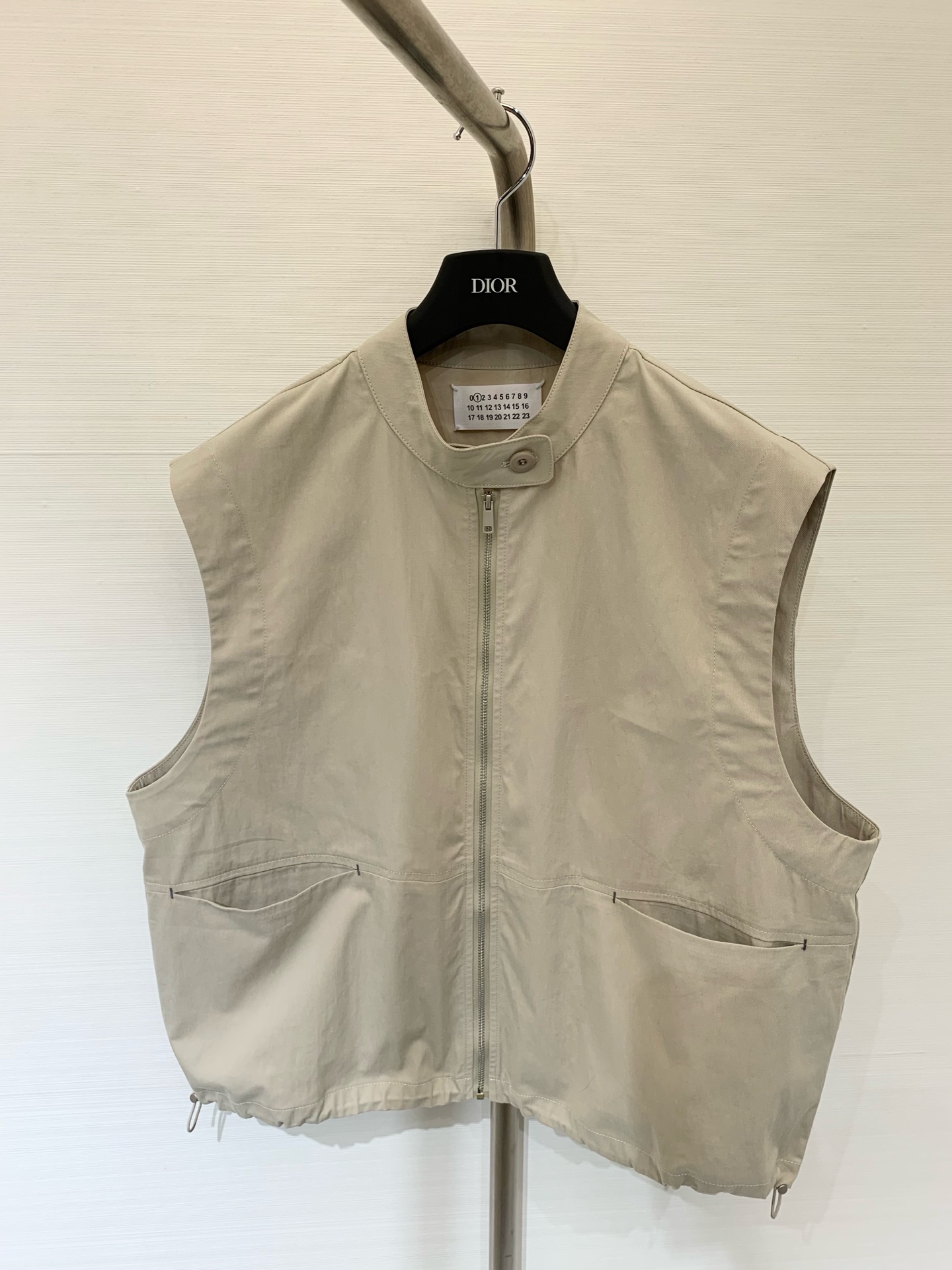 NO:454722,MM6 autumn new style stitching vest jacket, high waist short style, pocket stitching logo, fashionable design of fried chicken, super body showing body proportions, fashionable and high-end, showing INS blogger style, two colors sml P,,masion margiela,jackets & coats,alexander wang19860909MM6 秋季新款 缝线马甲外套 高腰短款版型 口袋缝线标识 炒鸡洋气的设计 上身超级显身材比例 时髦高级 尽显INS博主风 两色sml P,,masion margiela,jackets & coats,alexander wang,Women's clothing