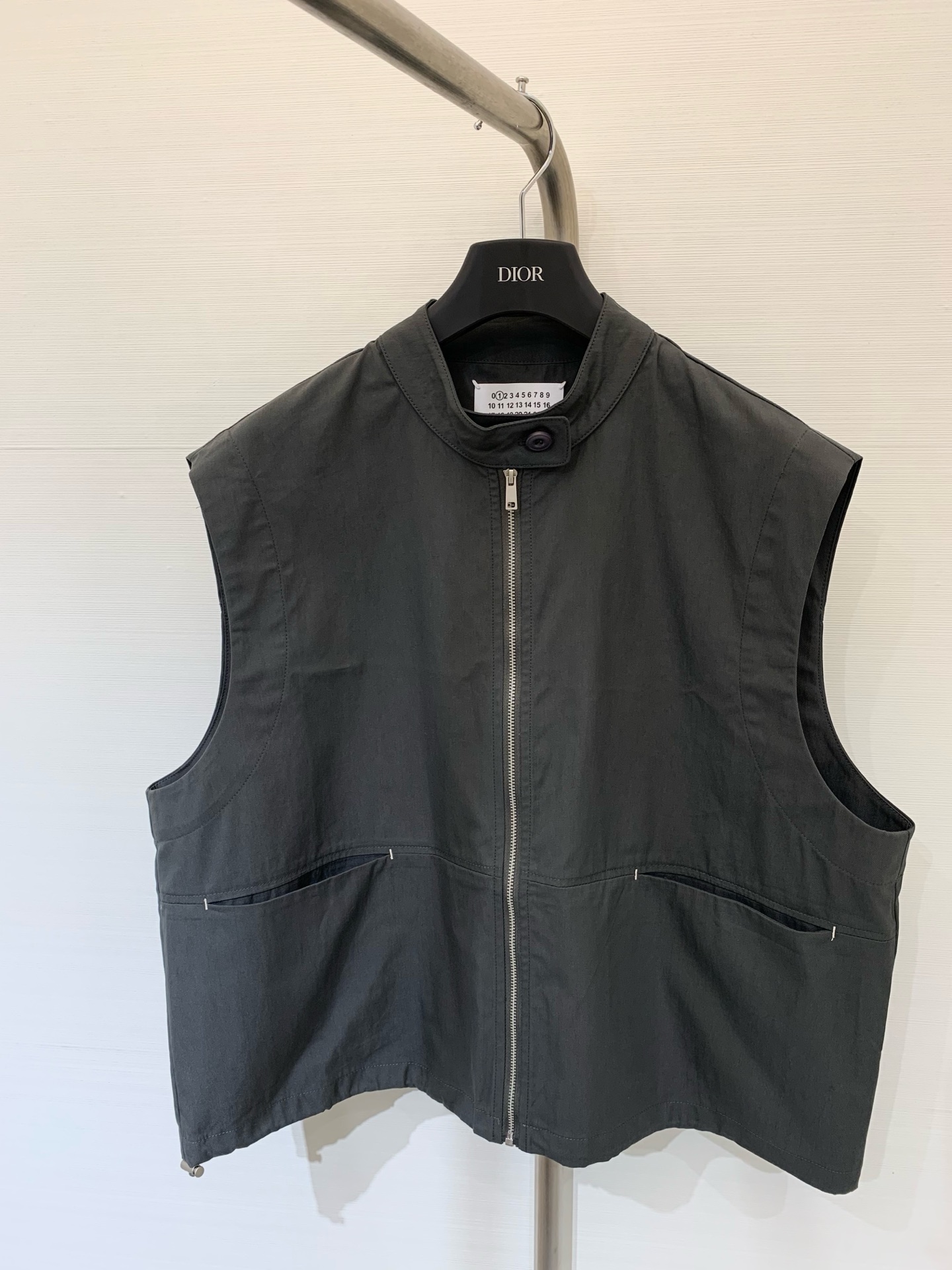 NO:454717,MM6 autumn new style stitching vest jacket, high waist short style, pocket stitching logo, fashionable design of fried chicken, super body showing body proportions, fashionable and advanced, showing INS blogger style, two-color sml,,masion margiela,jackets & coats,alexander wang19860909MM6 秋季新款 缝线马甲外套 高腰短款版型 口袋缝线标识 炒鸡洋气的设计 上身超级显身材比例 时髦高级 尽显INS博主风 两色sml,,masion margiela,jackets & coats,alexander wang,Women's clothing