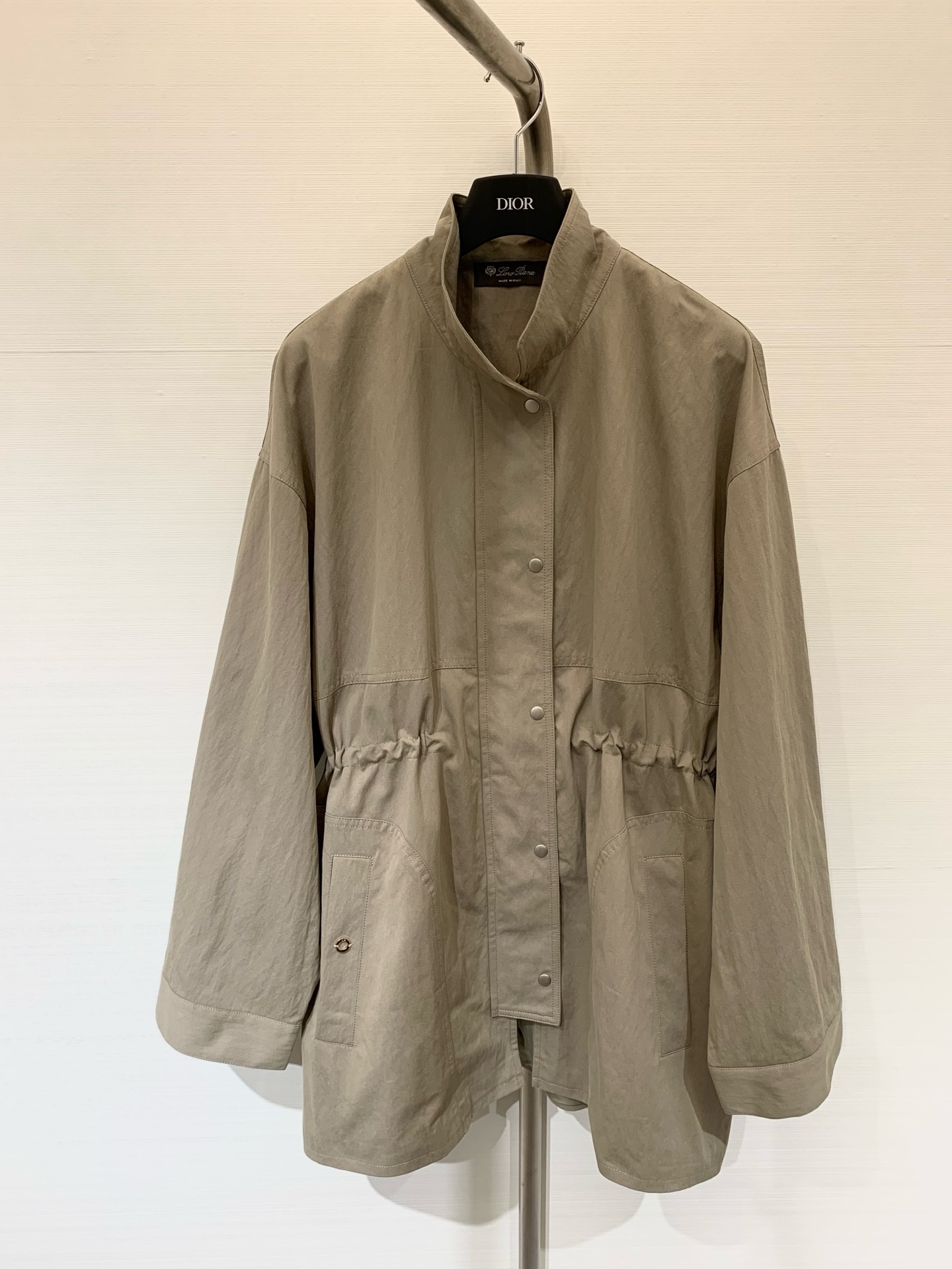 NO:452316,LP Old Qian style outfit Nuoyou Pianya mid-length windbreaker jacket yb custom pure cotton windbreaker fabric, wide and stylish, pocket embellished round logo metal, drawstring design inside the waist, waist slimming and various ways to wear sml, loro piana, jackets & coats, alexander wang19860909LP 老钱风穿搭 诺悠翩雅 中长款风衣外套 yb定制纯棉风衣面料 质感挺阔有型 口袋点缀圆饰Logo金属 腰部内有抽绳设计 收腰显瘦多种穿法 sml,,loro piana,jackets & coats,alexander wang,Women's clothing