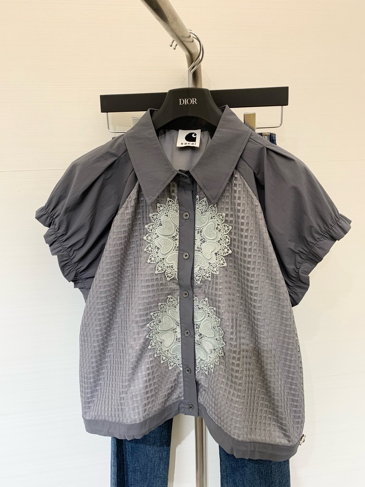 NO:452356,New summer style grid splicing embroidered short-sleeved shirt Simple and not simple shirt Super versatile upper body Breathable grid splicing design Casual and fashionable atmosphere Three colors, T-shirt, alexander wang19860909夏季新款 网格拼接绣花短袖衬衣 简约不简单的恤 上身超百搭 透气网格拼接设计 休闲时髦氛围感满满 三色,,T-shirt,alexander wang,Women's clothing