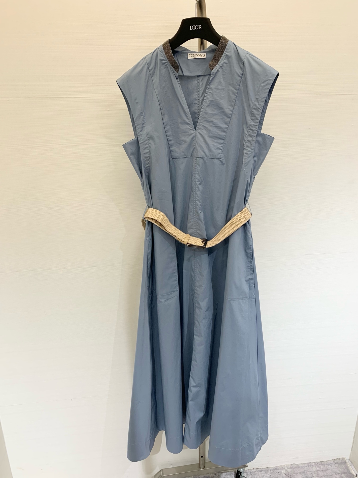 NO:452324,New summer style, neckline spliced ​​bead chain sleeveless dress. The smooth lines and feminine elegance define the charm of this flowing dress. The unique corridor shape of the waist and hem gradually outstretched adds a touch of dynamic and lightness to the harmonious design. The shiny bead embroidered on the neckline sublimates the temperament in a pure style. The belt design helps shrink the waist and achieves the need for slimming and modifying proportions. Color blue, apricot, code count, skirts, alexander wang19860909夏季新款 领口拼接珠链无袖连衣裙 流畅的线条与女性的优雅,定义出这款飘逸连衣裙的魅力 收腰、下摆渐渐外展的别致廊形,为和谐的设计添增了一抹动感与轻盈感.领口上刺绣的闪亮镶珠,以的纯正风格升华气质,腰带的设计帮助收缩腰围,能达到显瘦和修饰比例的需求 颜色蓝色 杏色 码数,,skirts,alexander wang,Women's clothing