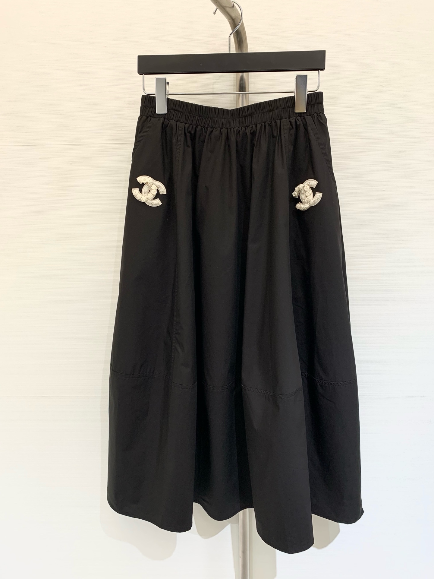 NO:452354,CHANEL 25ss New mid-style double C pattern decorative skirt, very beautiful and fashionable, plus double C patches will not be dull, but will reduce age and be energetic. Up and down splicing cut The whole skirt is very large, the upper body is full of three-dimensionality, the length is below the knee, the hierarchy is small, two-color sml, chanel, skirts, alexander wang19860909CHANEL 25ss 新款中古风双C图案装饰半裙 很好看又时髦 加上双C贴布不会沉闷 反而是减龄有活力的 上下拼接式剪裁 整个裙摆用量很大 上身立体感十足 长度在膝盖以下 藏肉小能手 两色sml,,chanel,skirts,alexander wang,Women's clothing