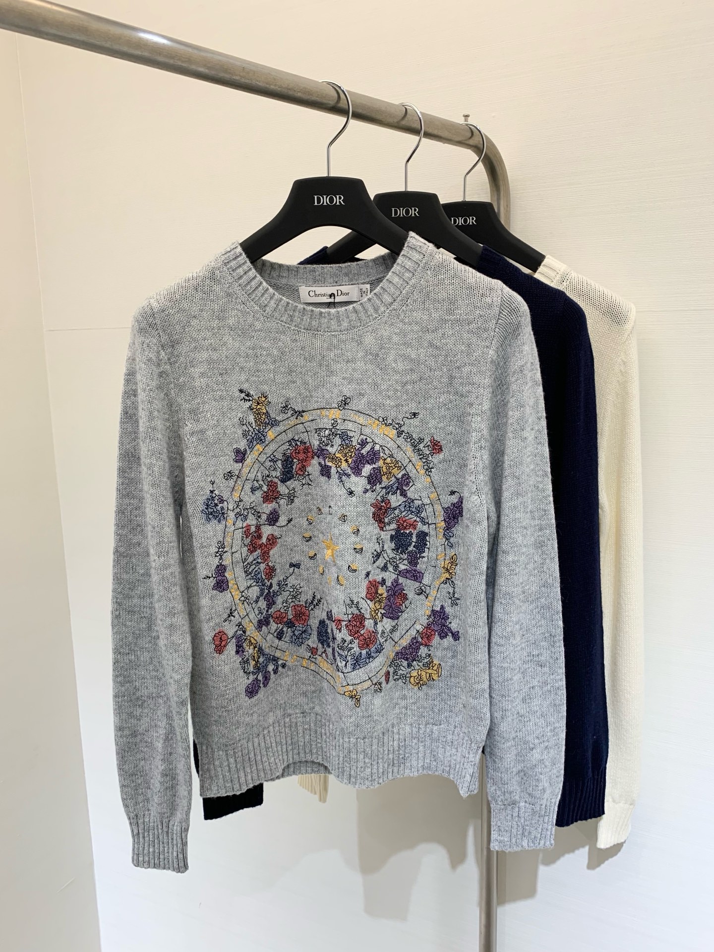 NO:452360,New three-color heavy industry embroidery knitted long sleeves exquisite logo pattern embellishment and decoration, slim and fashionable upper body color //,,alexander wang19860909新款 三色重工刺绣针织长袖 精美logo图案点缀修饰 上身顯瘦時尚 色 //,,alexander wang,Women's clothing