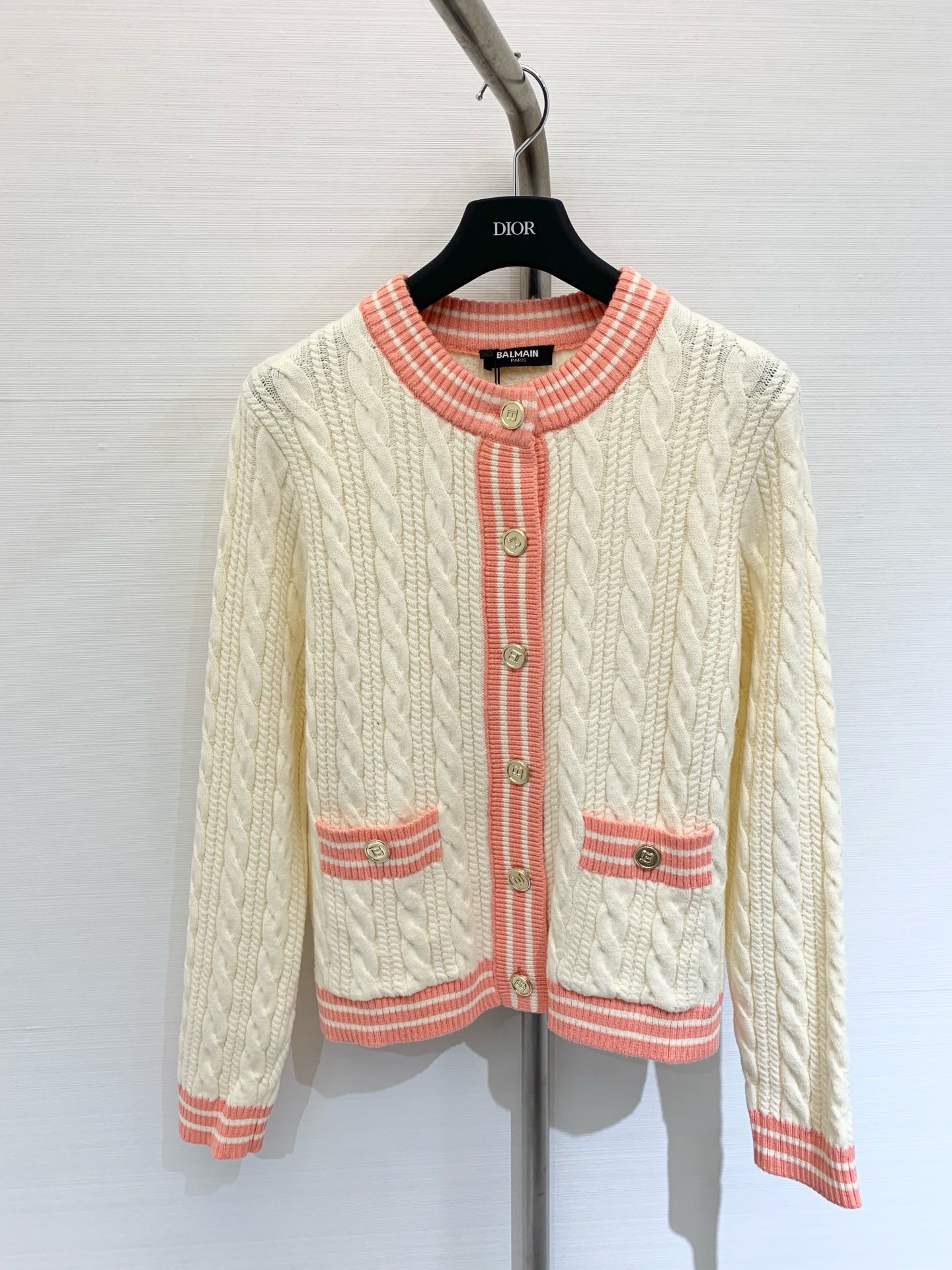 NO:452338,Balmain 25 summer new style color-blocking round neck knitted cardigan, twist contrasting thread trim process, customized B letter metal buckle, high-version sml, balmain, alexander wang19860909Balmain 25夏季新款 拼色圆领针织开衫 麻花撞色螺纹边饰工艺 定制B字母金属扣 高版本sml,,balmain,alexander wang,Women's clothing