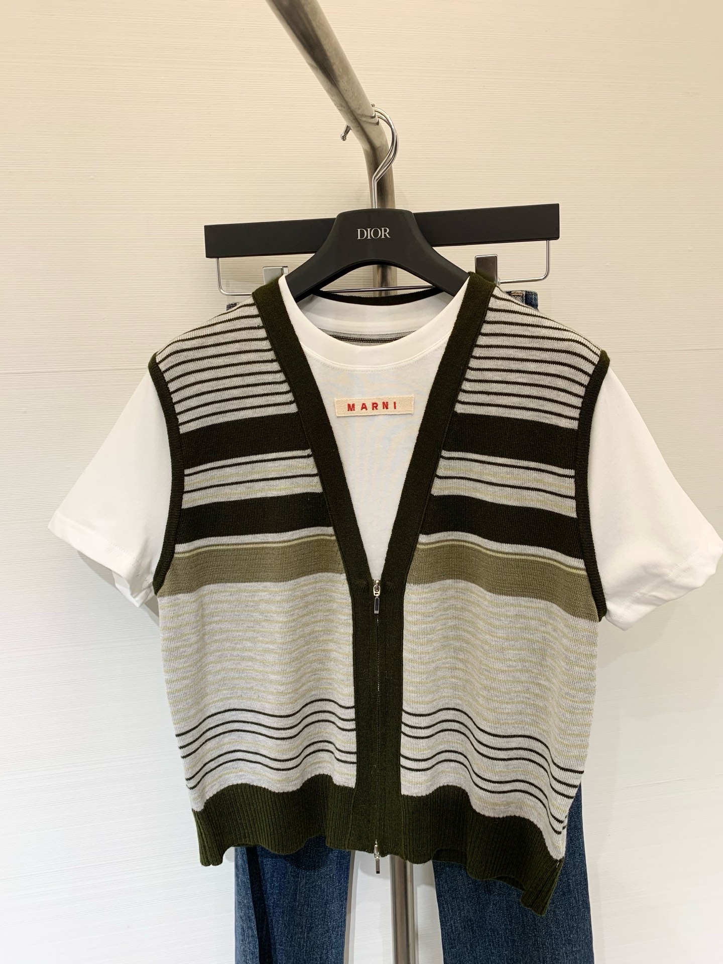 NO:452997,New autumn style, spliced ​​fake two-piece V-neck striped knitted short sleeves, red chest patch, versatile style, two colors, T-shirt, alexander wang19860909秋季新款 拼接假两件V领条纹针织短袖 胸口红色贴饰 百搭款 两色,,T-shirt,alexander wang,Women's clothing