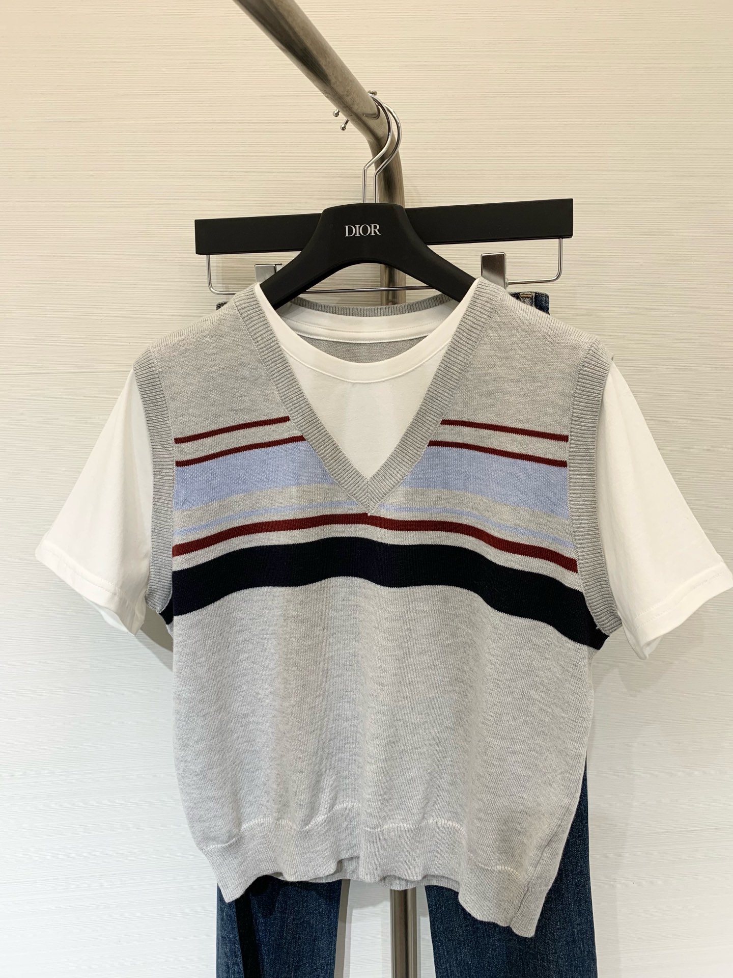 NO:453002,New autumn style, spliced ​​fake two-piece V-neck knitted short sleeves, red back patch, versatile style, two colors, T-shirt, alexander wang19860909秋季新款 拼接假两件V领针织短袖 后背红色贴饰 百搭款 两色,,T-shirt,alexander wang,Women's clothing