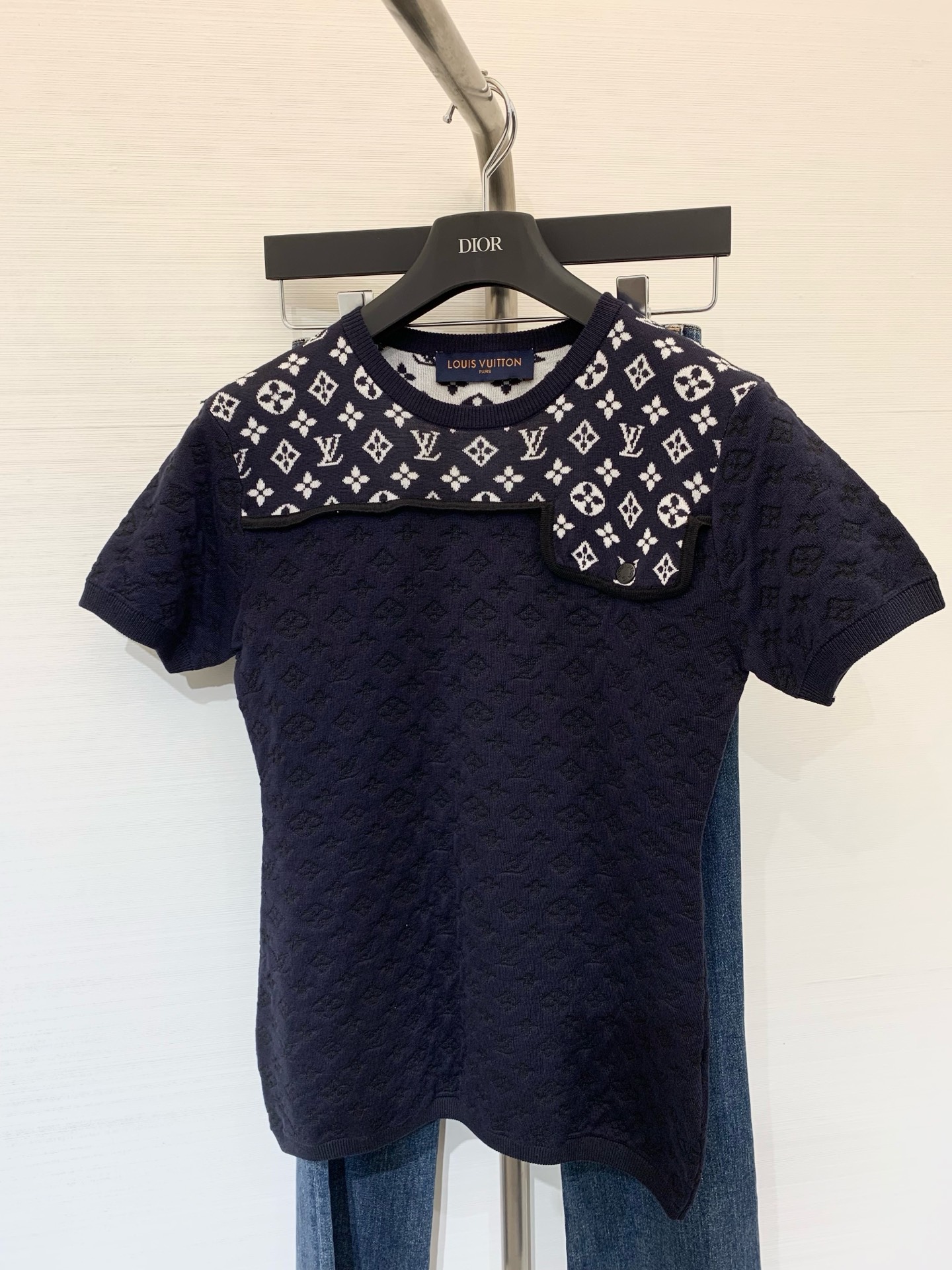 NO:452959,LouisVui*ton 25ss new holiday products knitted short-sleeved top custom navy blue MONOGRAM jacquard contrast color 18-pin German machine round barrel jacquard double weaving process wool yarn texture is excellent white and rich and beautiful must-have classic slim fit style not picky for people on the upper body, sml, louis vuitton, T-shirt, alexander wang19860909LouisVui*ton 25ss 度假新品 针织短袖上衣 定制海军蓝MONOGRAM提花撞色 18针徳国机圆桶提花双织工艺 羊毛纱线质感超赞 白富美必入 经典修身版型不挑人上身巨显瘦 sml,,louis vuitton,T-shirt,alexander wang,Women's clothing