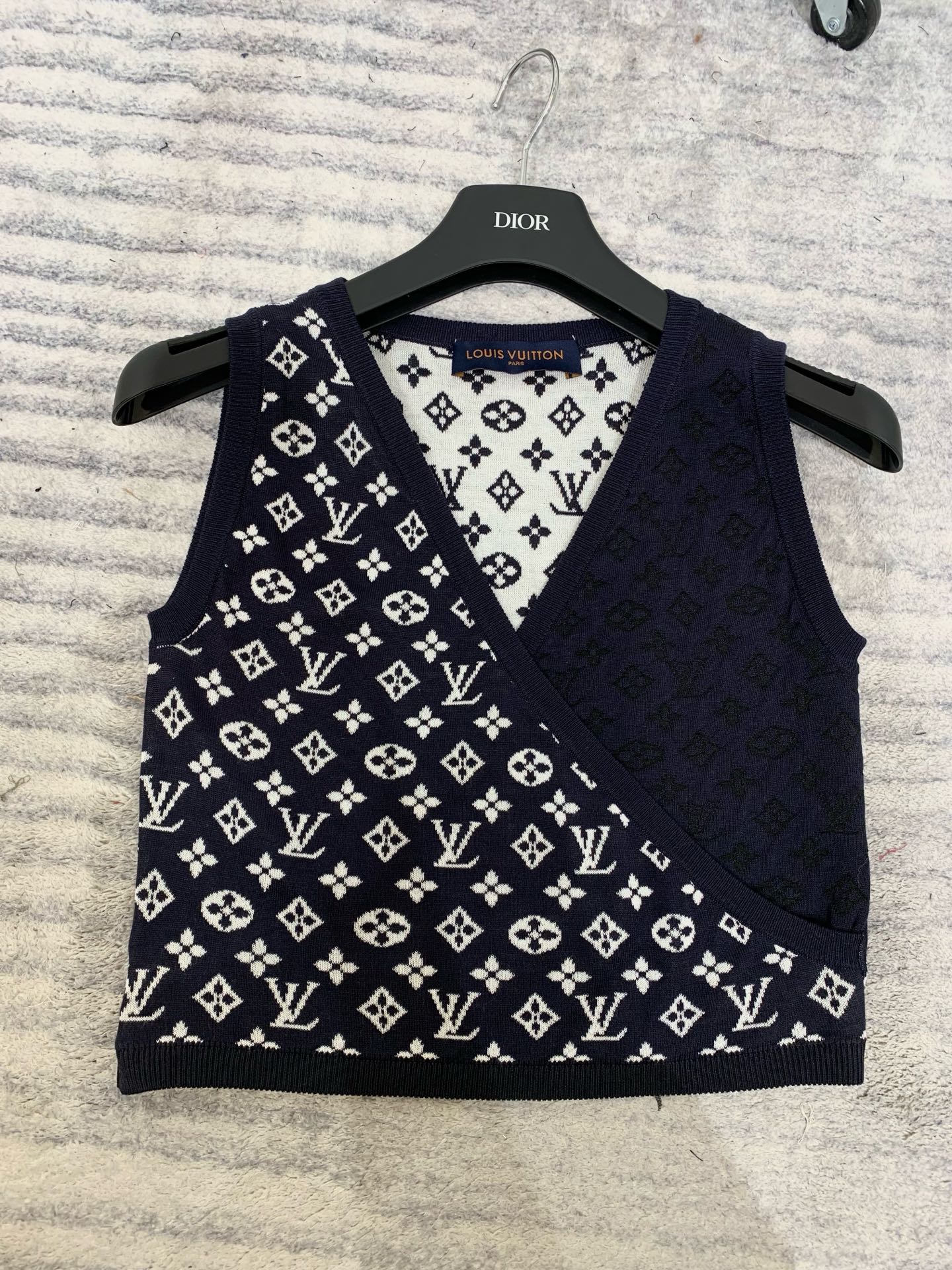 NO:452964,LouisVui*ton 25ss new holiday products knitted vest custom navy blue MONOGRAM jacquard contrast color 18-needle German machine round barrel jacquard double weaving process wool yarn texture is excellent white and rich and beautiful must enter the classic slim fit style that is not picky for people on the upper body and looks slim sml, louis vuitton, alexander wang19860909LouisVui*ton 25ss 度假新品 针织背心 定制海军蓝MONOGRAM提花撞色 18针徳国机圆桶提花双织工艺 羊毛纱线质感超赞 白富美必入 经典修身版型不挑人上身巨显瘦 sml,,louis vuitton,alexander wang,Women's clothing